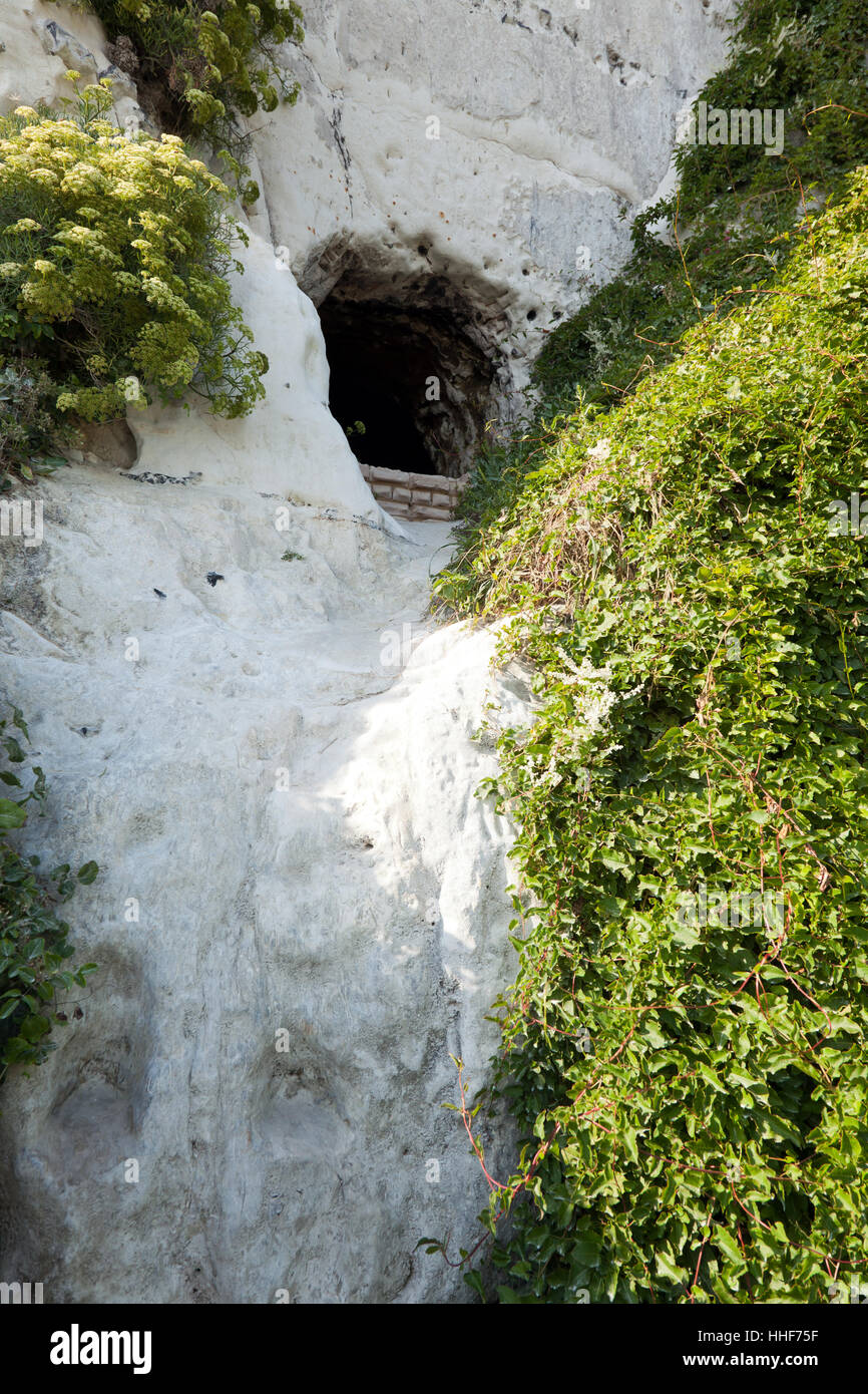 Reste der Kriegszeit Höhlen aus WWII-Ära an der Basis von den Kreidefelsen an St Margarets Bay, Kent. Stockfoto