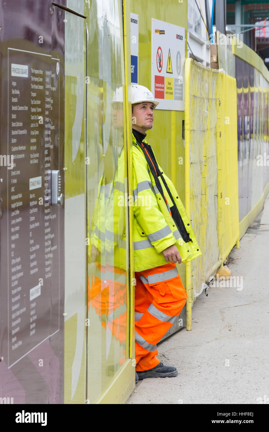 Junge Bauarbeiter entspannend mit Zigarette, Bracknell, Berkshire, England, Vereinigtes Königreich Stockfoto