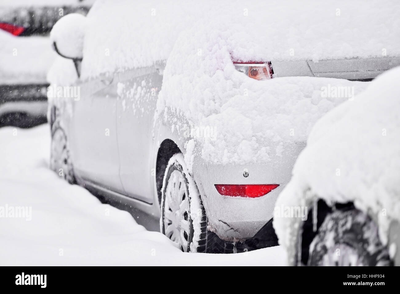 Schnee bedeckt Autos bei Schneefall in der Stadt gesehen werden Stockfoto