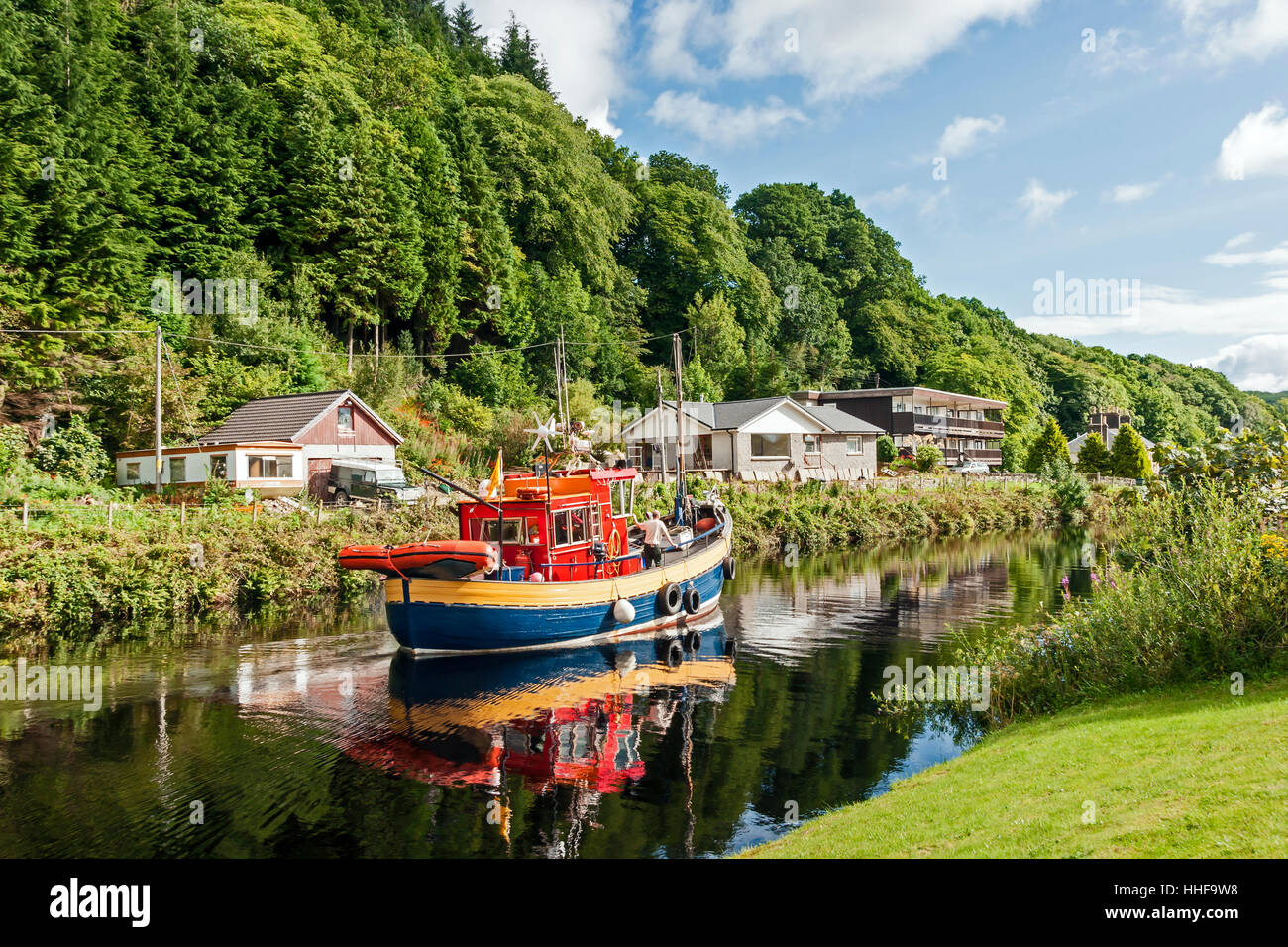 Bunte Schiff hat eines der Schlösser nur auf Crinan Canal bei Cairnbaan in Argyll Schottland links Richtung Osten in Richtung Loch Fyne Stockfoto