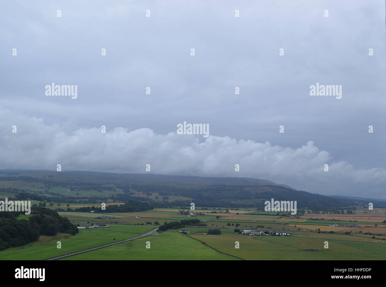 Übersehen von Ackerland und eine Stadt in Europa. Stockfoto