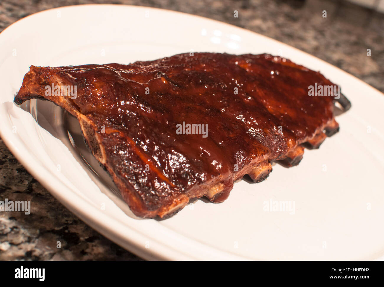 Rack von Rippen auf einer Platte Stockfoto