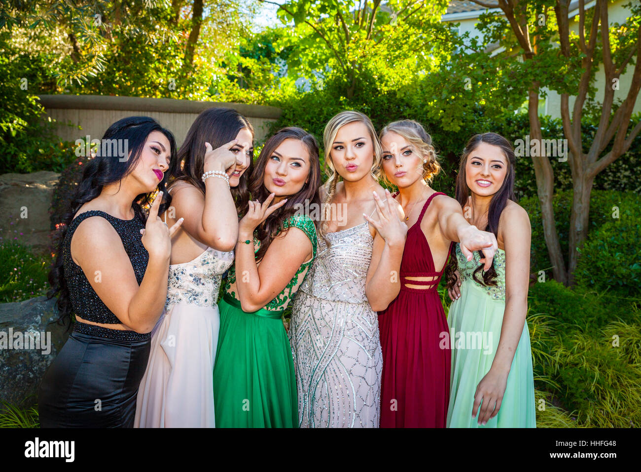 High-School-Freunde versammeln sich für ihre Senior Prom-Fotos Stockfoto