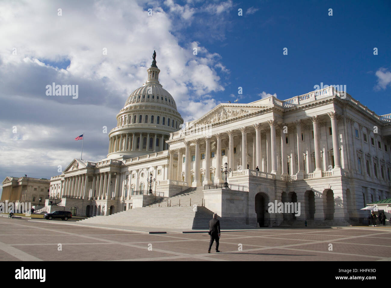 Washington DC, USA. 18. Januar 2017. ein Mann zu Fuß in Richtung der US-Kapitol in Washington, DC. Credit: pixelpro/alamy leben Nachrichten Stockfoto
