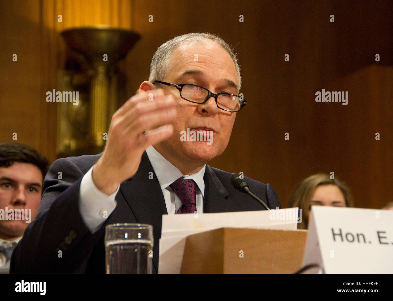 Washington DC, USA. 18. Januar 2017. Oklahoma attorney General Scott Pruitt, Präsident elect Wahl von Donald Trump die Environmental Protection Agency zu Kopf, bezeugt während seiner Anhörung vor dem Senat Ausschuss für Umwelt und öffentliche Arbeiten auf dem Capitol Hill Januar 18, 2017 in Washington, DC. Pruitt erwartet wird auf schwierige Fragen über seine Haltung zum Klimawandel und die Riegel in die Öl- und Gasindustrie stellen. Credit: pixelpro/alamy leben Nachrichten Stockfoto