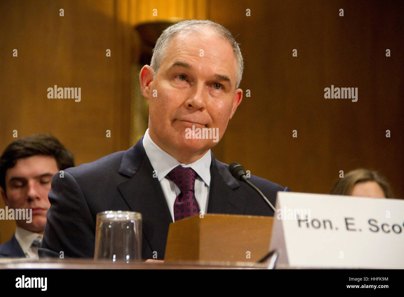 Washington DC, USA. 18. Januar 2017. Oklahoma attorney General Scott Pruitt, Präsident elect Wahl von Donald Trump die Environmental Protection Agency zu Kopf, bezeugt während seiner Anhörung vor dem Senat Ausschuss für Umwelt und öffentliche Arbeiten auf dem Capitol Hill Januar 18, 2017 in Washington, DC. Pruitt erwartet wird auf schwierige Fragen über seine Haltung zum Klimawandel und die Riegel in die Öl- und Gasindustrie stellen. Credit: pixelpro/alamy leben Nachrichten Stockfoto