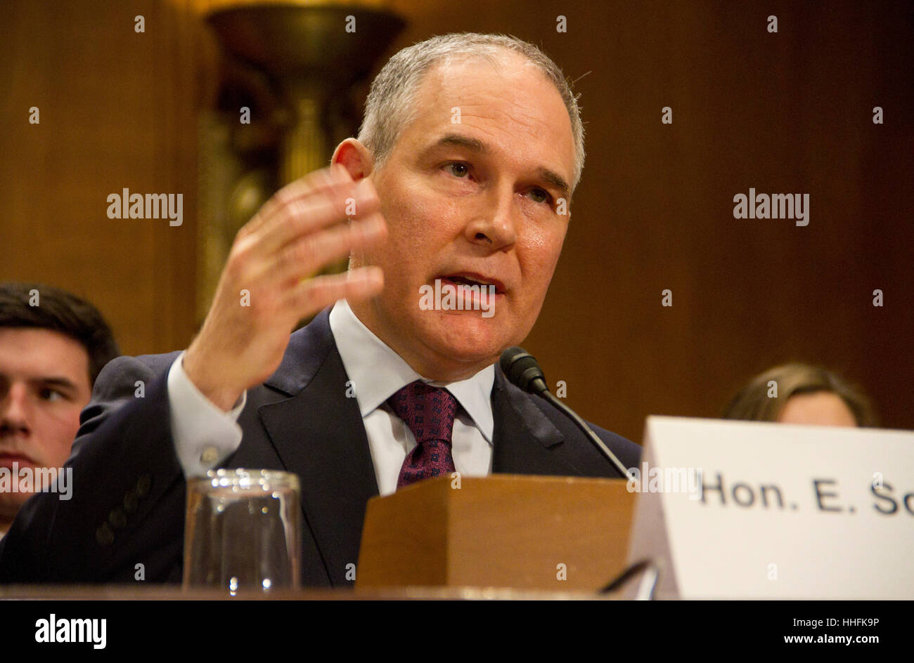 Washington DC, USA. 18. Januar 2017. Oklahoma attorney General Scott Pruitt, Präsident elect Wahl von Donald Trump die Environmental Protection Agency zu Kopf, bezeugt während seiner Anhörung vor dem Senat Ausschuss für Umwelt und öffentliche Arbeiten auf dem Capitol Hill Januar 18, 2017 in Washington, DC. Pruitt erwartet wird auf schwierige Fragen über seine Haltung zum Klimawandel und die Riegel in die Öl- und Gasindustrie stellen. Credit: pixelpro/alamy leben Nachrichten Stockfoto