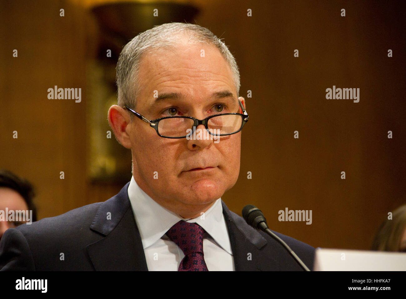 Washington DC, USA. 18. Januar 2017. Oklahoma attorney General Scott Pruitt, Präsident elect Wahl von Donald Trump die Environmental Protection Agency zu Kopf, bezeugt während seiner Anhörung vor dem Senat Ausschuss für Umwelt und öffentliche Arbeiten auf dem Capitol Hill Januar 18, 2017 in Washington, DC. Pruitt erwartet wird auf schwierige Fragen über seine Haltung zum Klimawandel und die Riegel in die Öl- und Gasindustrie stellen. Credit: pixelpro/alamy leben Nachrichten Stockfoto