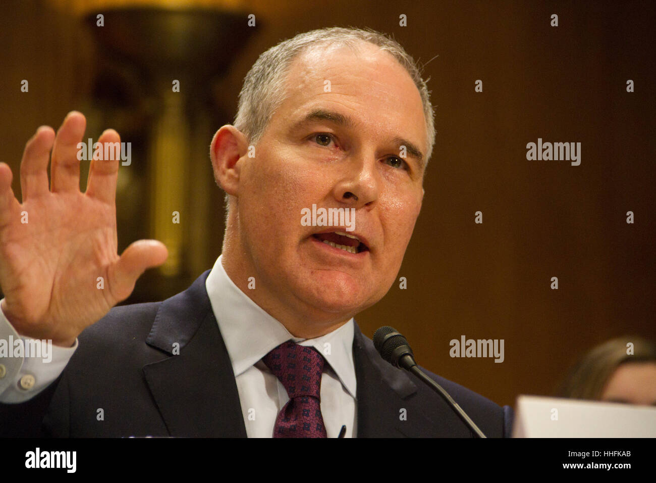 Washington DC, USA. 18. Januar 2017. Oklahoma attorney General Scott Pruitt, Präsident elect Wahl von Donald Trump die Environmental Protection Agency zu Kopf, bezeugt während seiner Anhörung vor dem Senat Ausschuss für Umwelt und öffentliche Arbeiten auf dem Capitol Hill Januar 18, 2017 in Washington, DC. Pruitt erwartet wird auf schwierige Fragen über seine Haltung zum Klimawandel und die Riegel in die Öl- und Gasindustrie stellen. Credit: pixelpro/alamy leben Nachrichten Stockfoto