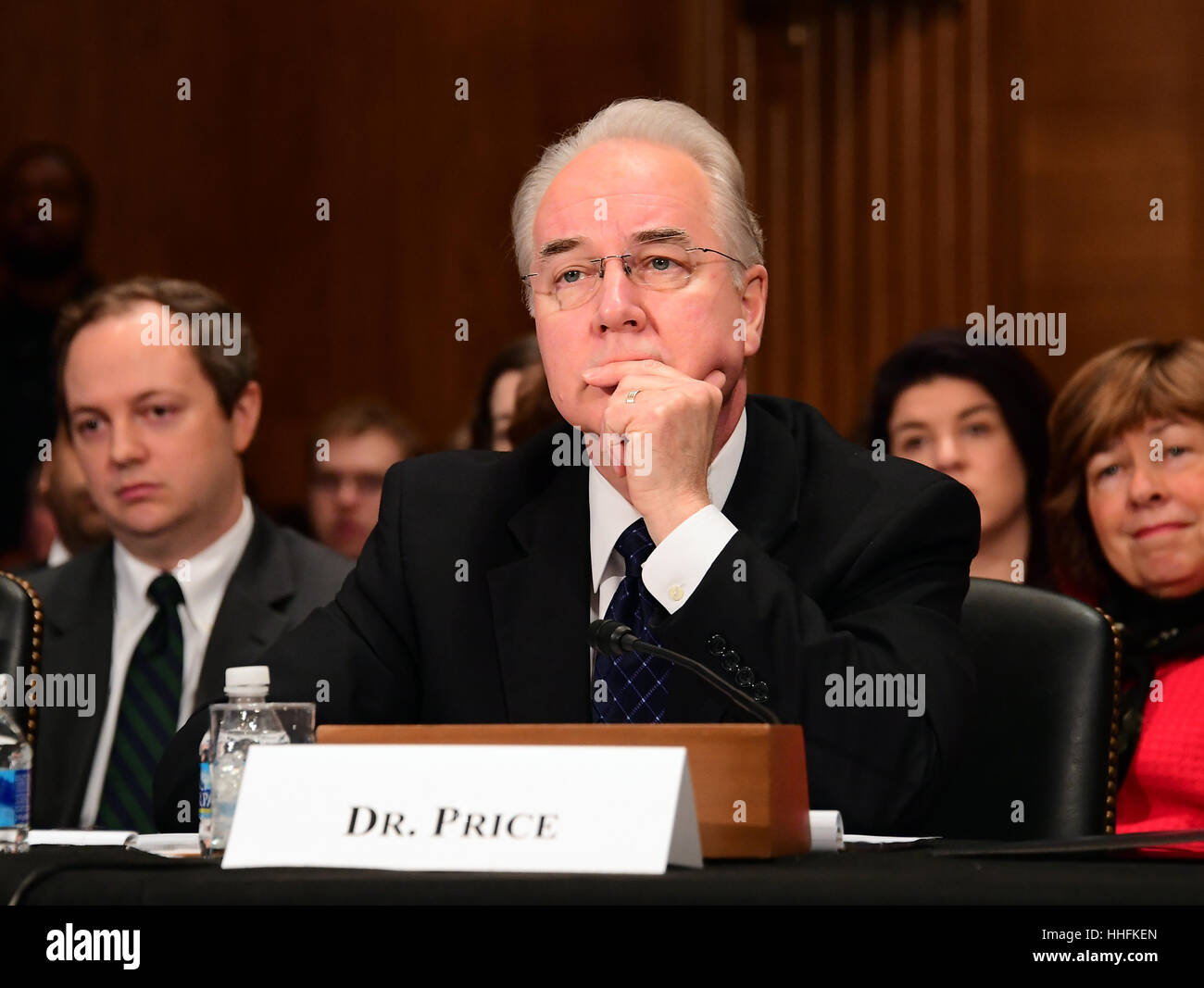 Washington, USA. 18. Januar 2017. Vereinigte Staaten Repräsentant Dr. Tom Price (Republikanische of Georgia) bezeugt vor dem USA Senatsausschuss für Gesundheit, Bildung, Arbeit und Renten auf seine Nominierung als USA Secretary Of Health And Human Services auf dem Capitol Hill in Washington, DC auf Mittwoch, 18. Januar 2017 zu dienen. -KEIN Draht-SERVICE - Foto: Ron Sachs/Consolidated/Dpa/Alamy Live News Stockfoto