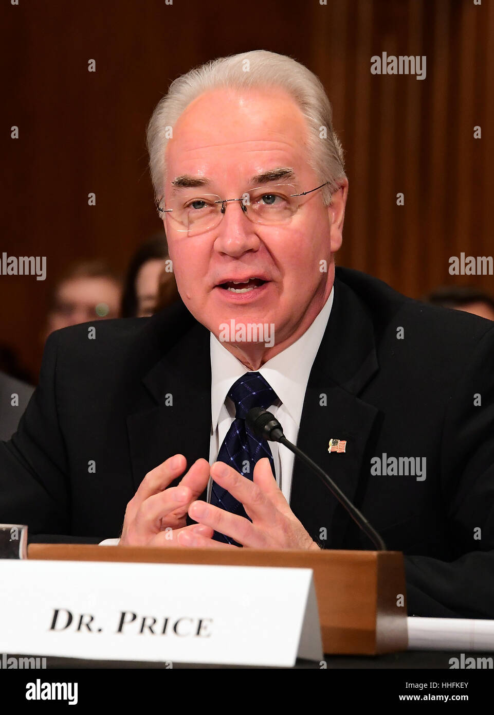 Washington, USA. 18. Januar 2017. Vereinigte Staaten Repräsentant Dr. Tom Price (Republikanische of Georgia) bezeugt vor dem USA Senatsausschuss für Gesundheit, Bildung, Arbeit und Renten auf seine Nominierung als USA Secretary Of Health And Human Services auf dem Capitol Hill in Washington, DC auf Mittwoch, 18. Januar 2017 zu dienen. -KEIN Draht-SERVICE - Foto: Ron Sachs/Consolidated/Dpa/Alamy Live News Stockfoto