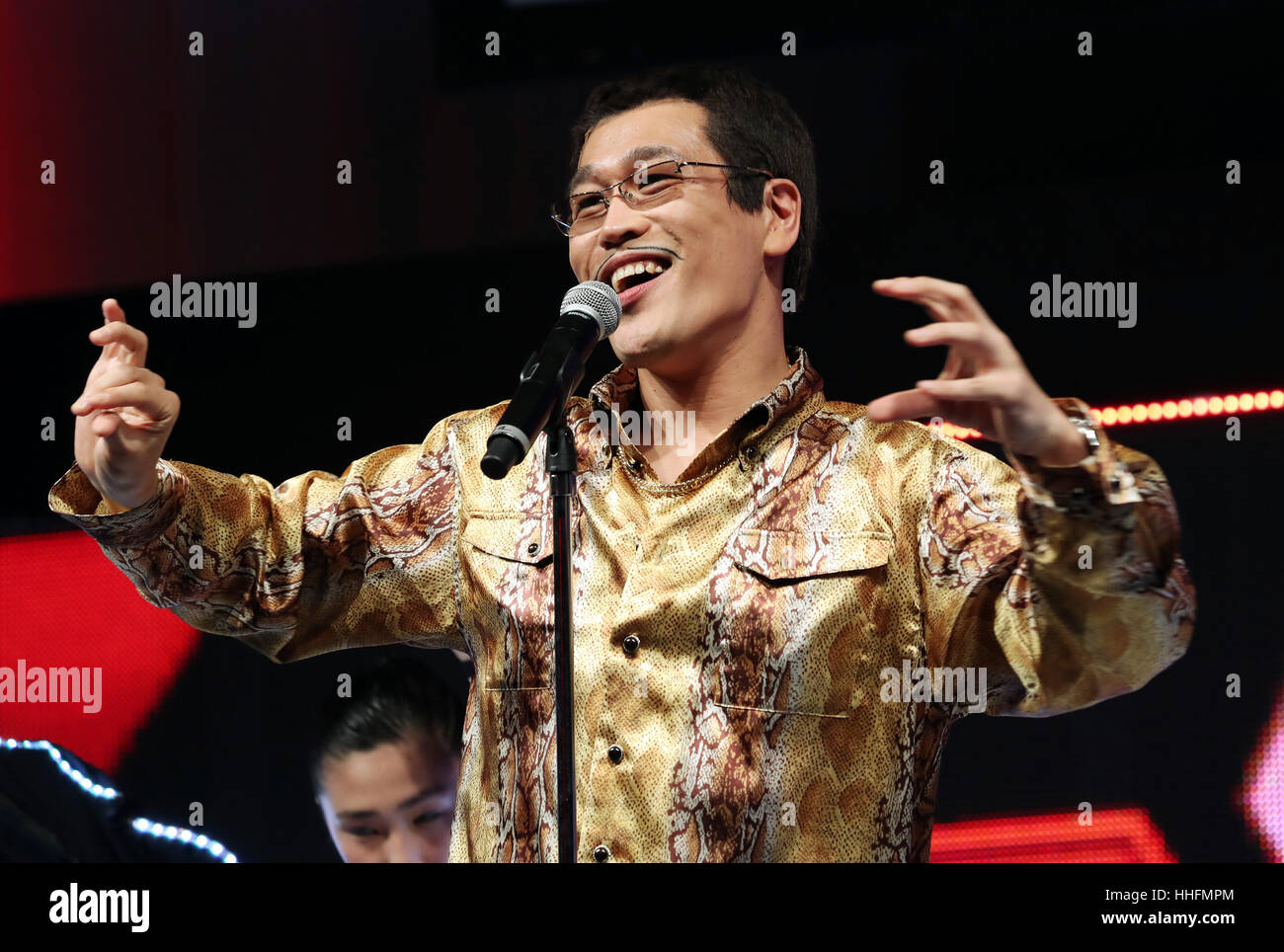 Tokio, Japan. 18. Januar 2017. Japanische Singer-Songwriterin Pikotaro führt tanzen seines Mega-hit Song PPAP für eine Förderung der japanischen Mobilfunk Service Y! Mobile, eine Tochtergesellschaft der japanischen Telekom Riesen Softbank in Tokio. Pikotaro gab bekannt, dass er ein Konzert in Tokios Budokan Hall im März hätte. Kredite: Yoshio Tsunoda/AFLO/Alamy Live-Nachrichten Stockfoto Tokio, Japan. 18. Januar 2017. Japanische Singer-Songwriterin Pikotaro führt tanzen seines Mega-hit Song PPAP für eine Förderung der japanischen Mobilfunk Service Y! Mobile, eine Tochtergesellschaft der japanischen Telekom Riesen Softbank in Tokio. Pikotaro gab bekannt, dass er ein Konzert in Tokios Budokan Hall im März hätte. Kredite: Yoshio Tsunoda/AFLO/Alamy Live-Nachrichten Stockfoto