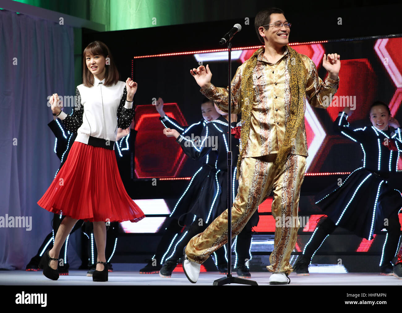 Tokio, Japan. 18. Januar 2017. Japanische Singer-Songwriterin Pikotaro (R) und japanische Schauspielerin Mirei Kiritani durchführen Tanz der Pikotaros Mega hit Song PPAP für eine Förderung der japanischen Mobilfunk Service Y! Mobile, eine Tochtergesellschaft der japanischen Telekom Riesen Softbank in Tokio. Pikotaro gab bekannt, dass er ein Konzert in Tokios Budokan Hall im März hätte. Kredite: Yoshio Tsunoda/AFLO/Alamy Live-Nachrichten Stockfoto Tokio, Japan. 18. Januar 2017. Japanische Singer-Songwriterin Pikotaro (R) und japanische Schauspielerin Mirei Kiritani durchführen Tanz der Pikotaros Mega hit Song PPAP für eine Förderung der japanischen Mobilfunk Service Y! Mobile, eine Tochtergesellschaft der japanischen Telekom Riesen Softbank in Tokio. Pikotaro gab bekannt, dass er ein Konzert in Tokios Budokan Hall im März hätte. Kredite: Yoshio Tsunoda/AFLO/Alamy Live-Nachrichten Stockfoto