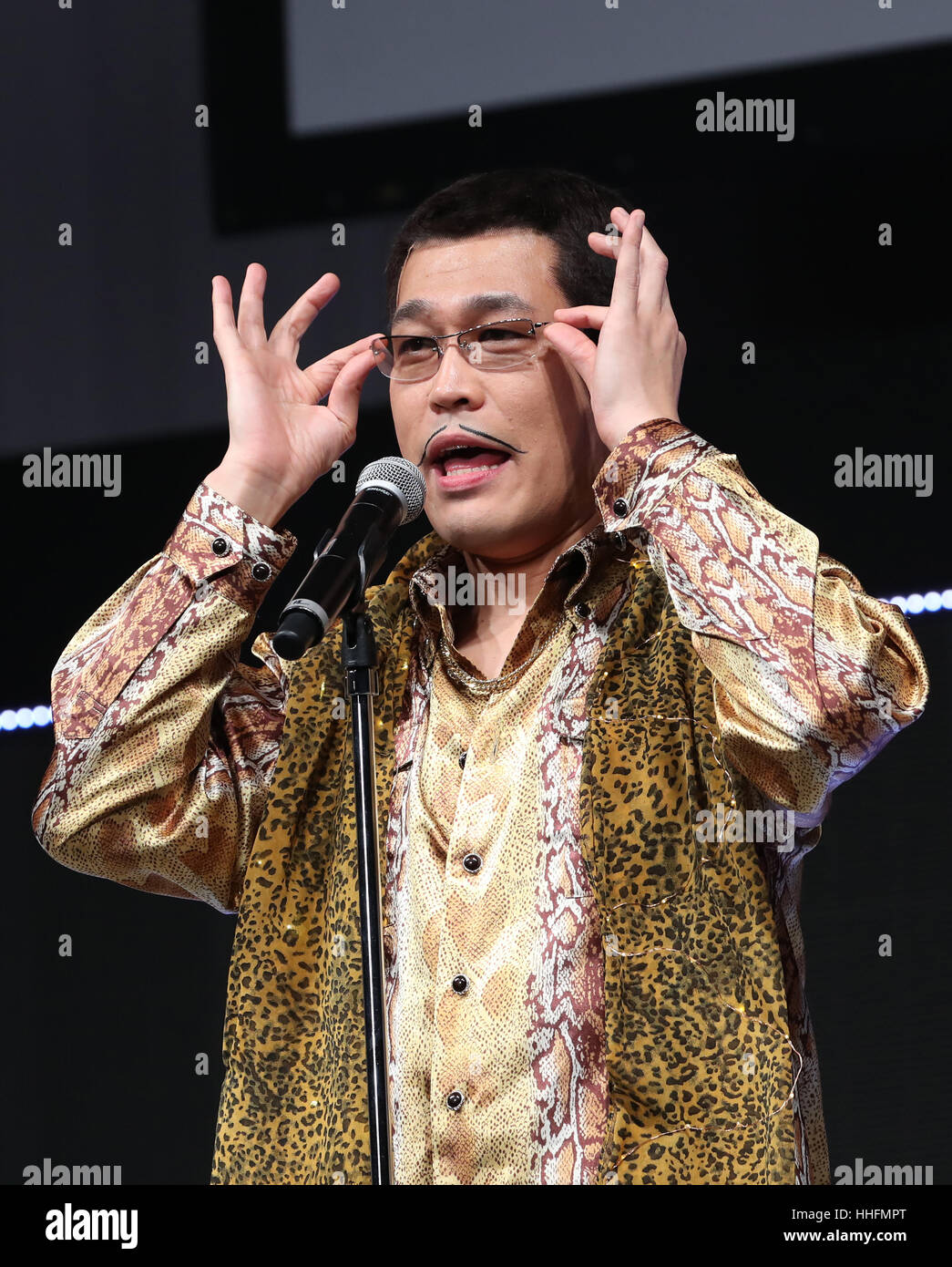 Tokio, Japan. 18. Januar 2017. Japanische Singer-Songwriterin Pikotaro spricht, bevor er durchführt, Tanz seiner Mega-hit Song PPAP für eine Förderung der japanischen Mobilfunk Service Y! Mobile, eine Tochtergesellschaft der japanischen Telekom Riesen Softbank in Tokio. Pikotaro gab bekannt, dass er ein Konzert in Tokios Budokan Hall im März hätte. Kredite: Yoshio Tsunoda/AFLO/Alamy Live-Nachrichten Stockfoto Tokio, Japan. 18. Januar 2017. Japanische Singer-Songwriterin Pikotaro spricht, bevor er durchführt, Tanz seiner Mega-hit Song PPAP für eine Förderung der japanischen Mobilfunk Service Y! Mobile, eine Tochtergesellschaft der japanischen Telekom Riesen Softbank in Tokio. Pikotaro gab bekannt, dass er ein Konzert in Tokios Budokan Hall im März hätte. Kredite: Yoshio Tsunoda/AFLO/Alamy Live-Nachrichten Stockfoto