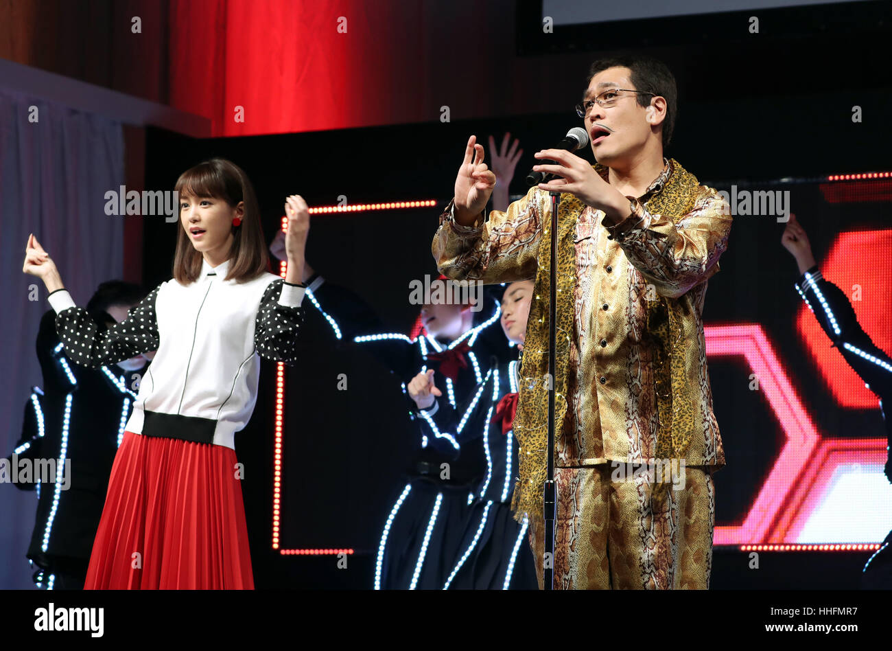 Tokio, Japan. 18. Januar 2017. Japanische Singer-Songwriterin Pikotaro (R) und japanische Schauspielerin Mirei Kiritani durchführen Tanz der Pikotaros Mega hit Song PPAP für eine Förderung der japanischen Mobilfunk Service Y! Mobile, eine Tochtergesellschaft der japanischen Telekom Riesen Softbank in Tokio. Pikotaro gab bekannt, dass er ein Konzert in Tokios Budokan Hall im März hätte. Kredite: Yoshio Tsunoda/AFLO/Alamy Live-Nachrichten Stockfoto Tokio, Japan. 18. Januar 2017. Japanische Singer-Songwriterin Pikotaro (R) und japanische Schauspielerin Mirei Kiritani durchführen Tanz der Pikotaros Mega hit Song PPAP für eine Förderung der japanischen Mobilfunk Service Y! Mobile, eine Tochtergesellschaft der japanischen Telekom Riesen Softbank in Tokio. Pikotaro gab bekannt, dass er ein Konzert in Tokios Budokan Hall im März hätte. Kredite: Yoshio Tsunoda/AFLO/Alamy Live-Nachrichten Stockfoto