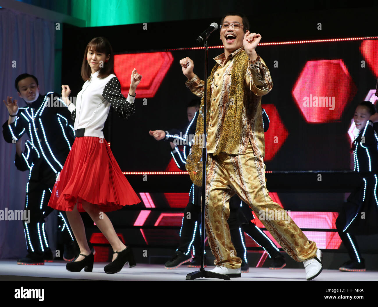 Tokio, Japan. 18. Januar 2017. Japanische Singer-Songwriterin Pikotaro (R) und japanische Schauspielerin Mirei Kiritani durchführen Tanz der Pikotaros Mega hit Song PPAP für eine Förderung der japanischen Mobilfunk Service Y! Mobile, eine Tochtergesellschaft der japanischen Telekom Riesen Softbank in Tokio. Pikotaro gab bekannt, dass er ein Konzert in Tokios Budokan Hall im März hätte. Kredite: Yoshio Tsunoda/AFLO/Alamy Live-Nachrichten Stockfoto Tokio, Japan. 18. Januar 2017. Japanische Singer-Songwriterin Pikotaro (R) und japanische Schauspielerin Mirei Kiritani durchführen Tanz der Pikotaros Mega hit Song PPAP für eine Förderung der japanischen Mobilfunk Service Y! Mobile, eine Tochtergesellschaft der japanischen Telekom Riesen Softbank in Tokio. Pikotaro gab bekannt, dass er ein Konzert in Tokios Budokan Hall im März hätte. Kredite: Yoshio Tsunoda/AFLO/Alamy Live-Nachrichten Stockfoto