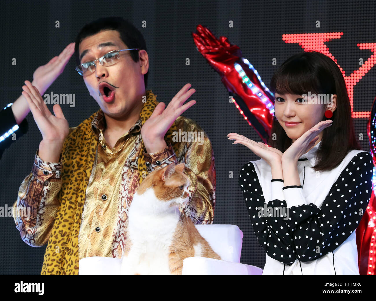 Tokio, Japan. 18. Januar 2017. Japanische Singer-Songwriterin Pikotaro (L) und japanische Schauspielerin Mirei Kiritani darstellen, Foto, nachdem sie durchgeführt, Tanz der Pikotaros Mega Hit Song PPAP für eine Förderung der japanischen Mobilfunk Service Y! Mobile, eine Tochtergesellschaft der japanischen Telekom Riesen Softbank in Tokio. Pikotaro gab bekannt, dass er ein Konzert in Tokios Budokan Hall im März hätte. Kredite: Yoshio Tsunoda/AFLO/Alamy Live-Nachrichten Stockfoto Tokio, Japan. 18. Januar 2017. Japanische Singer-Songwriterin Pikotaro (L) und japanische Schauspielerin Mirei Kiritani darstellen, Foto, nachdem sie durchgeführt, Tanz der Pikotaros Mega Hit Song PPAP für eine Förderung der japanischen Mobilfunk Service Y! Mobile, eine Tochtergesellschaft der japanischen Telekom Riesen Softbank in Tokio. Pikotaro gab bekannt, dass er ein Konzert in Tokios Budokan Hall im März hätte. Kredite: Yoshio Tsunoda/AFLO/Alamy Live-Nachrichten Stockfoto