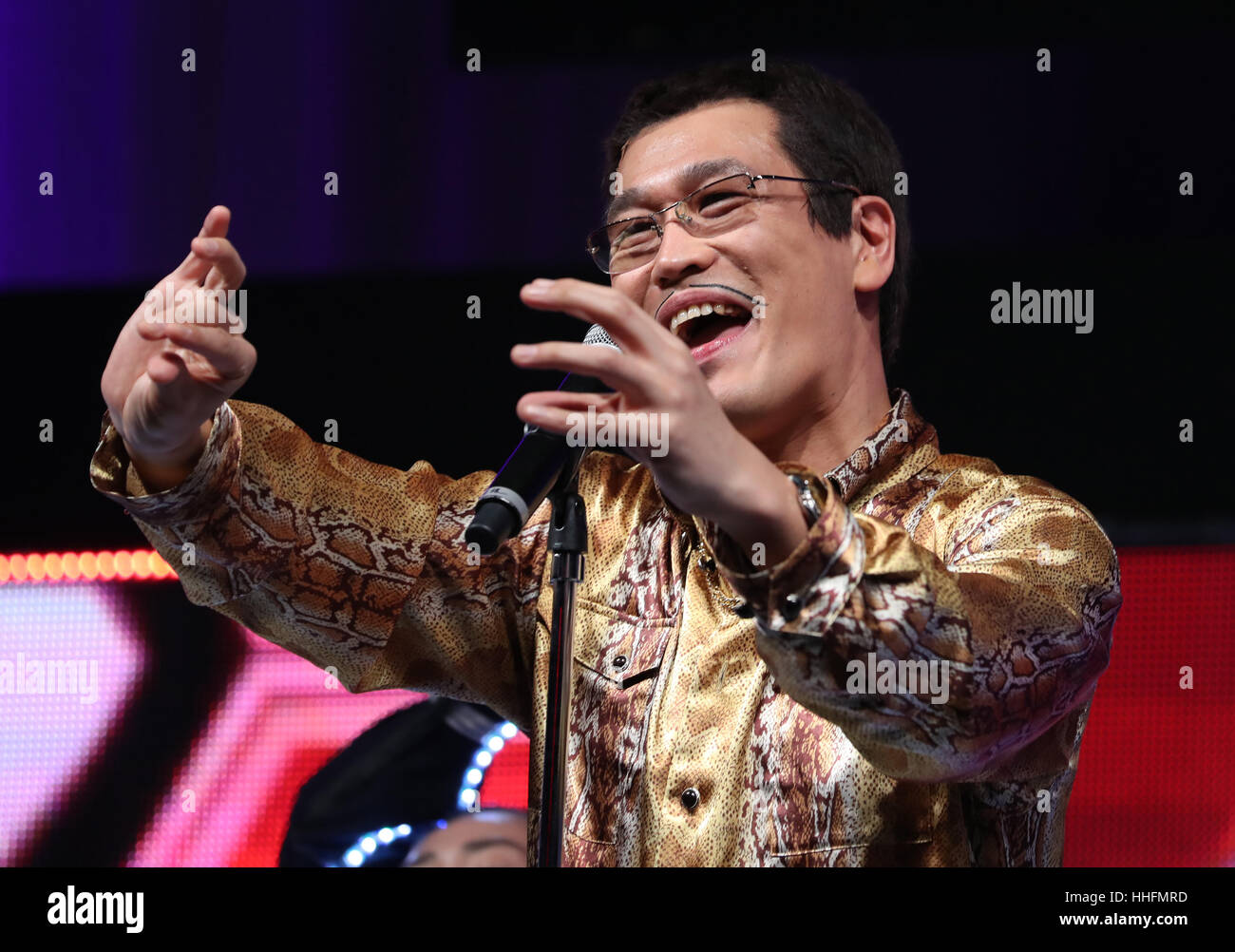 Tokio, Japan. 18. Januar 2017. Japanische Singer-Songwriterin Pikotaro führt tanzen seines Mega-hit Song PPAP für eine Förderung der japanischen Mobilfunk Service Y! Mobile, eine Tochtergesellschaft der japanischen Telekom Riesen Softbank in Tokio. Pikotaro gab bekannt, dass er ein Konzert in Tokios Budokan Hall im März hätte. Kredite: Yoshio Tsunoda/AFLO/Alamy Live-Nachrichten Stockfoto Tokio, Japan. 18. Januar 2017. Japanische Singer-Songwriterin Pikotaro führt tanzen seines Mega-hit Song PPAP für eine Förderung der japanischen Mobilfunk Service Y! Mobile, eine Tochtergesellschaft der japanischen Telekom Riesen Softbank in Tokio. Pikotaro gab bekannt, dass er ein Konzert in Tokios Budokan Hall im März hätte. Kredite: Yoshio Tsunoda/AFLO/Alamy Live-Nachrichten Stockfoto
