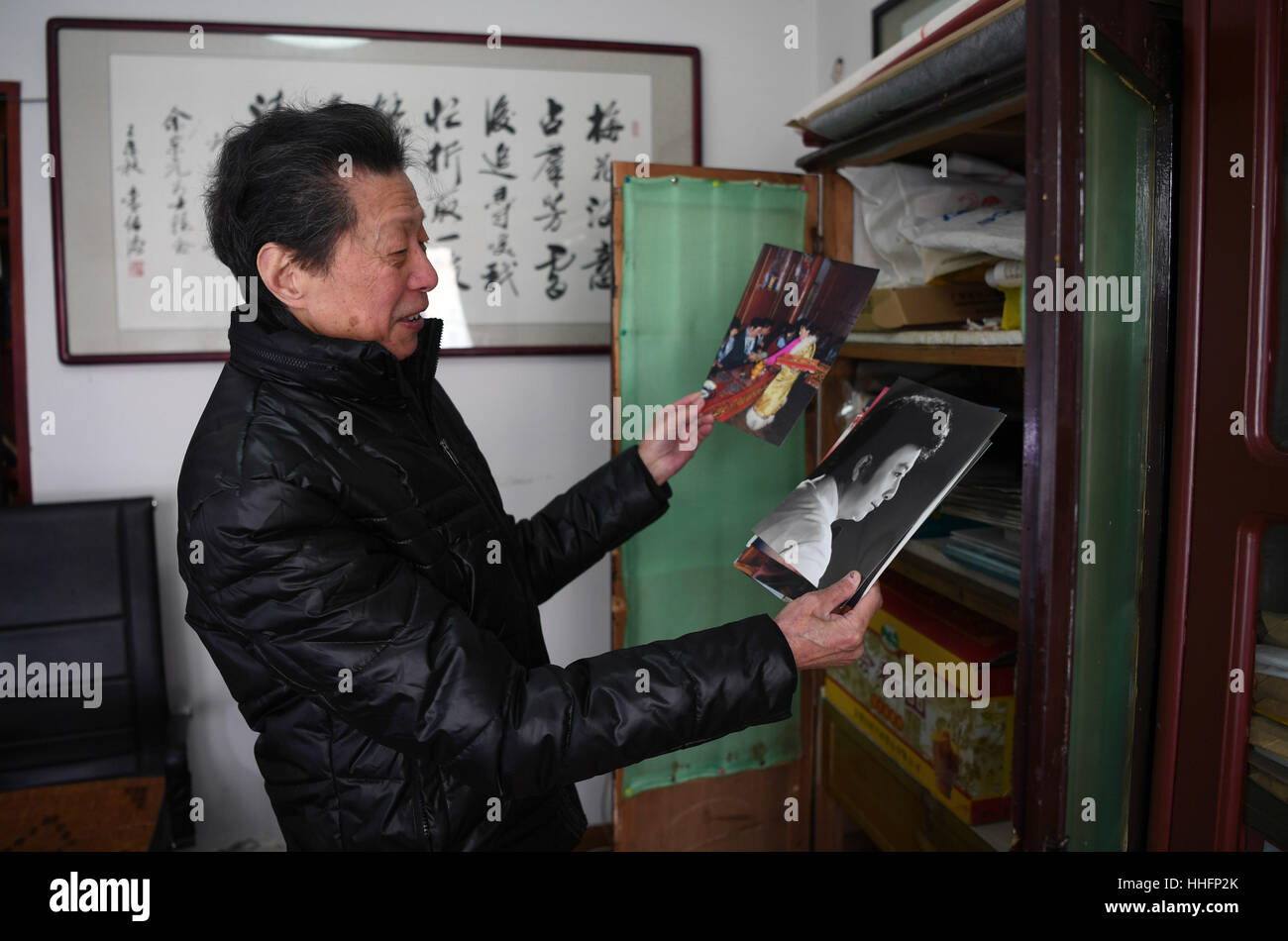 Der Provinz Hunan Changsha, China. 13. Januar 2017. Portraitfotograf Jiang Xingen zeigt alte Porträts zu Hause in Changsha, Zentral-China Provinz Hunan, 13. Januar 2017. Eine spezielle Foto-Ausstellung findet statt in einem altehrwürdigen Fotostudio namens "Arc de Triomphe" vor kurzem, in der Hoffnung, dass sie identifiziert werden könnten. Alle 300 nicht geltend gemachte Fotos wurden in den letzten 60 Jahren von Jiang Xingen aufgenommen. Bildnachweis: Li Ga/Xinhua/Alamy Live-Nachrichten Stockfoto