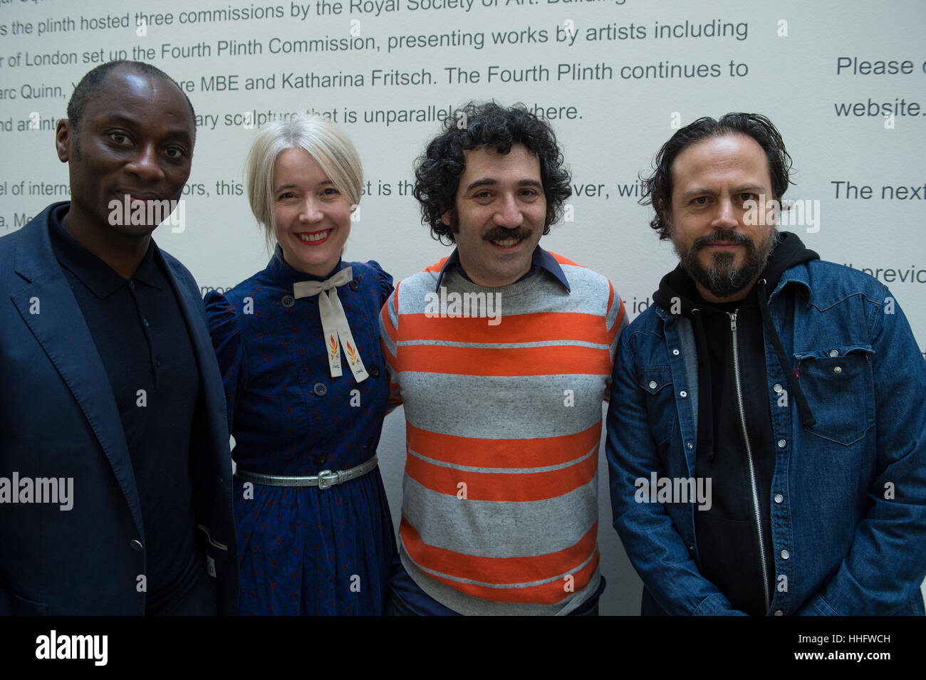 National Gallery, London, UK. 19. Januar 2017. Justine Simons (zweiter von links), stellvertretender Bürgermeister für Kultur- und Kreativwirtschaft, präsentiert mit Ekow Eshun, Lehrstuhl für die vierte Plinthe Inbetriebnahme Gruppe (links) und Künstler Michael Rakowitz und Damian Ortega (rechts), Maquette der fünf Vorschläge für die nächste Fourth Plinth Kommissionen mit den nominierten Künstler teilnehmen. Die ausgewählten Künstler im März 2017 bekanntgegeben, und ihre Werke werden vorgestellt werden auf dem Trafalgar Square in 2018 und 2020 beziehungsweise. Bildnachweis: Artsimages/Alamy Live-Nachrichten Stockfoto