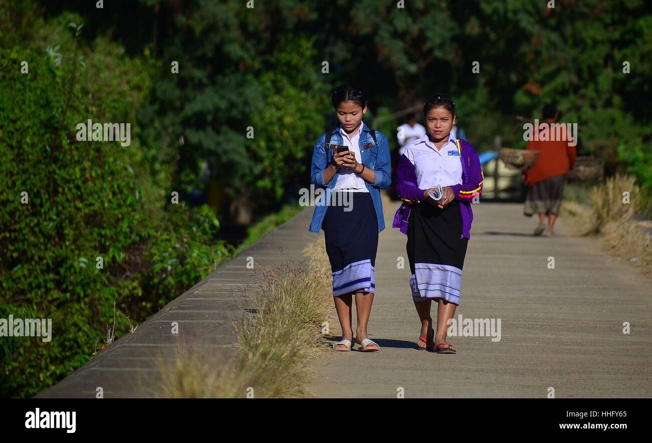 Si Phan Don. 19. Januar 2017. Foto aufgenommen am 19. Januar 2017 zeigt einheimische Studenten an Si Phan Don in Champasak Provinz, Laos. Si Phan Don, was bedeutet der 4.000 Inseln ist ein Fließgewässer Archipel in der Mekong-Fluss in Südlaos Champasak Provinz. Si Phan Don zeichnet sich durch zahlreiche Inseln, von denen die Hälfte unter Wasser sind, wenn der Mekong in Flut ist. Bildnachweis: Liu Ailun/Xinhua/Alamy Live-Nachrichten Stockfoto