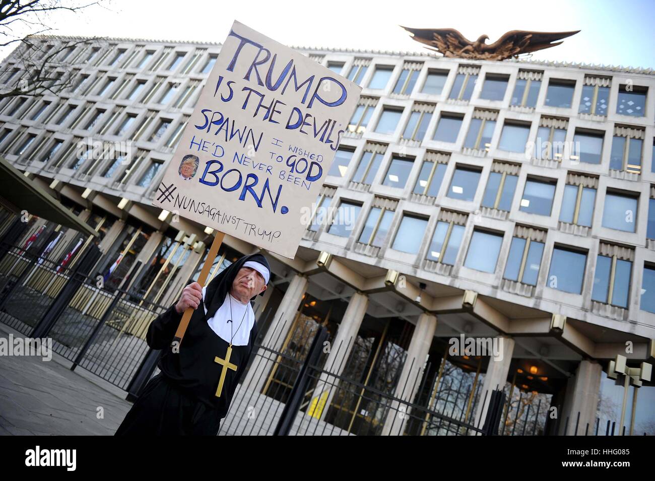 Donald Trump Demonstrant gekleidet wie eine Nonne an der US-Botschaft in London, Großbritannien Stockfoto