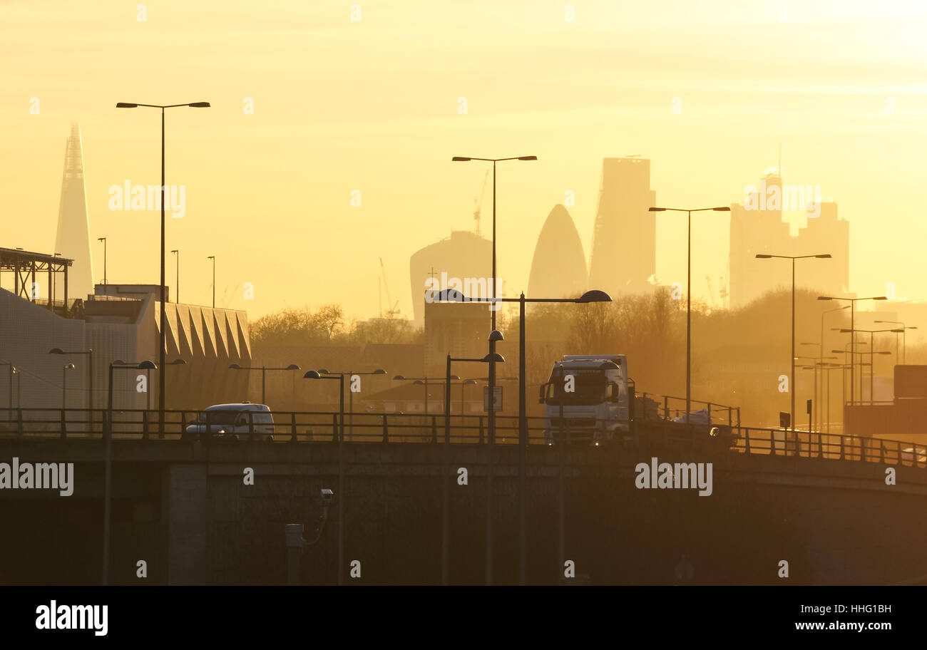 Verkehr London Smog Luftverschmutzung Stadtgebäude im Hintergrund, London, England, Vereinigtes Königreich, Großbritannien Stockfoto