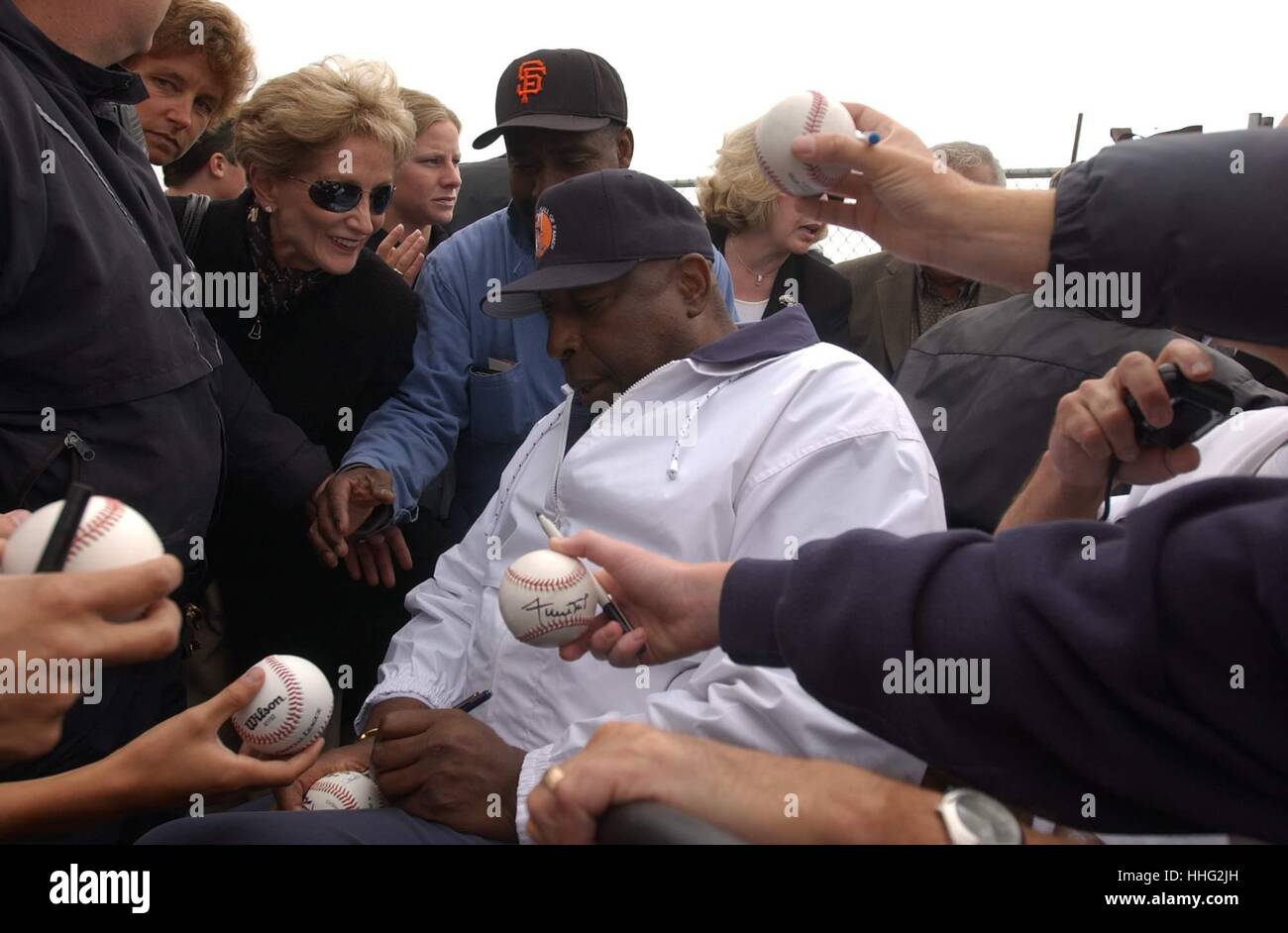 Datei. 18. Januar 2017. Unter den anderen 208 Menschen deren Sätze Obama pendelte, San Francisco Giants Legende (und Bucht Namensvetter) WILLIE MCCOVEY. Im Jahr 1995, Pech wurde verurteilt, der Vermeidung von Steuern auf $70.000 Wert der Erträge, die er machte Autogramme und Teilnahme an Erinnerungsstücken Shows. Fellow Hall of Famer Duke Snider wurde auch im Fall verurteilt, und Pech habe zwei Jahre auf Bewährung und einer Geldstrafe von $5.000. Im Bild: Willie McCovey, Autogramme ehemalige San Francisco Giants Baseball große Zeichen nach dem ersten Spatenstich am neuen Pech Punkt auf China Basin Park Dienstagmorgen gegenüber M Stockfoto