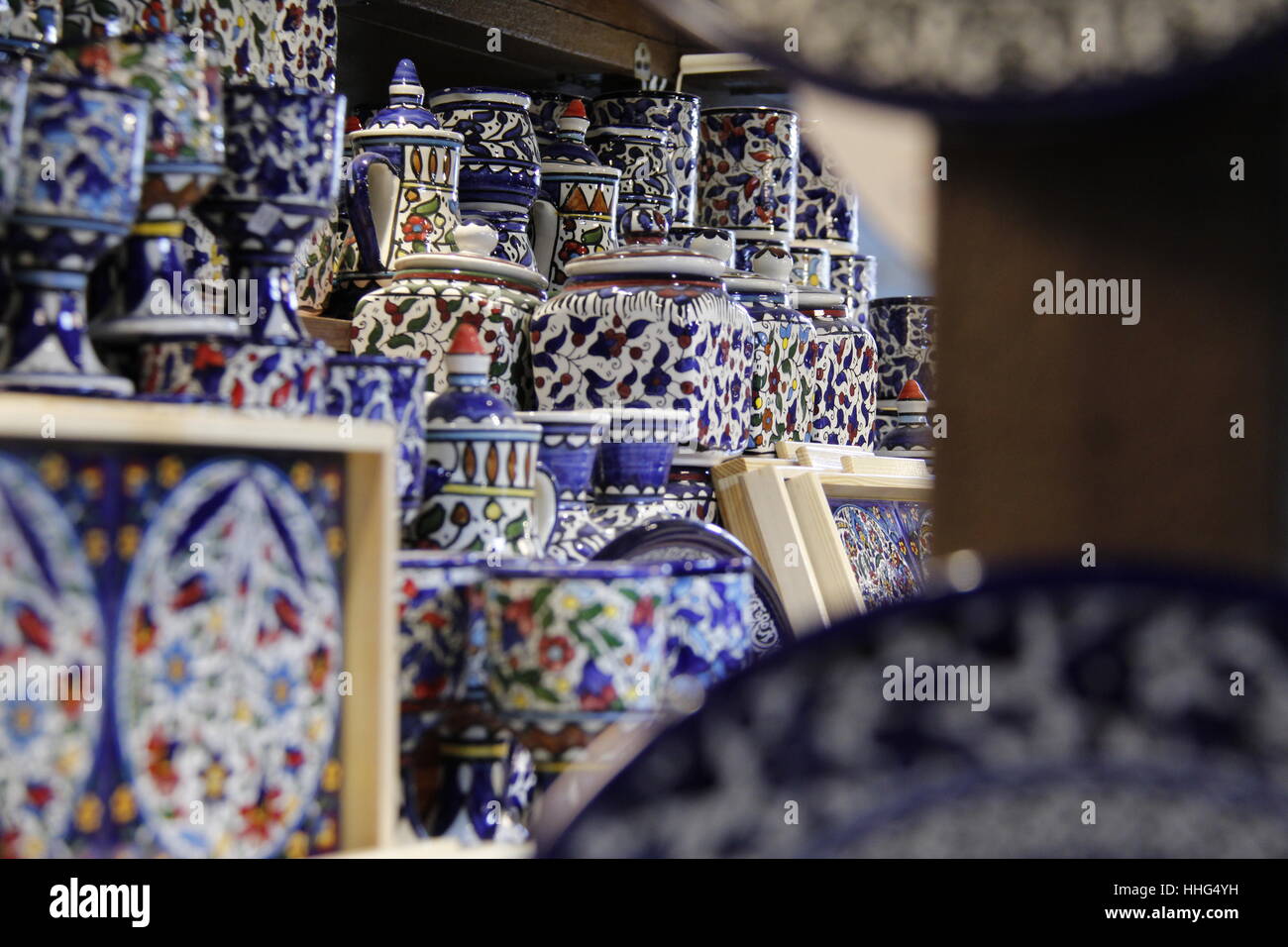 Diese Aufnahme wurde in Jumeirah Stadt Souk.  Blaue und weiße Tassen und Geschirr auf eine nette Art sortiert. Stockfoto