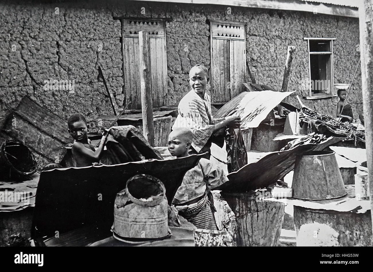 Hinzufügen von Farbe, das Material durch seinen Tod das Tuch mit Pflanzenextrakten, Ibadan nigerianische Frauen erscheinen. Stockfoto