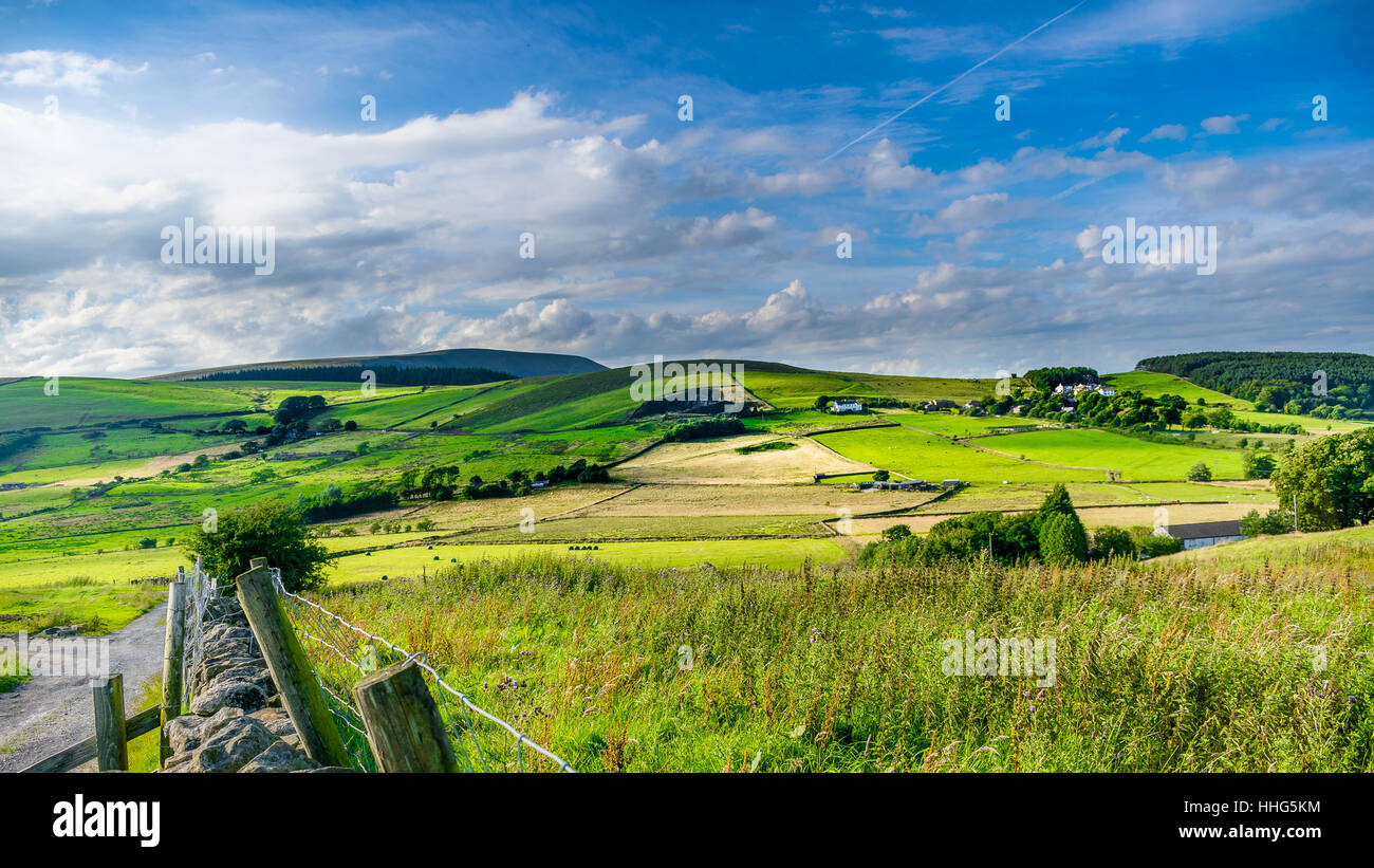 Verträumte Himmel über Betriebe In Lancashire, in Ferne Pendle Hill, Wald von Bowland, England UK Stockfoto