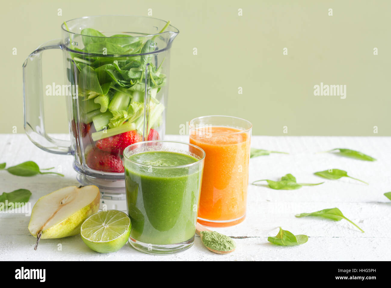 Grüner Smoothie mit Blender und Obst Gesundheit Diät Lifestyle-Konzept Stockfoto