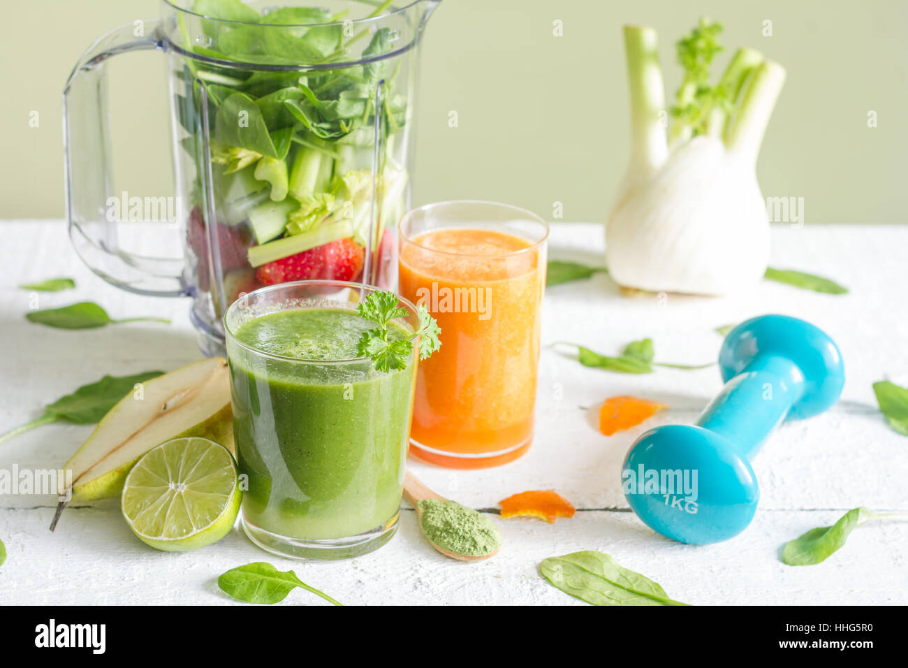 Grüner Smoothie mit Blender und Obst Gesundheit Diät Lifestyle-Konzept Stockfoto