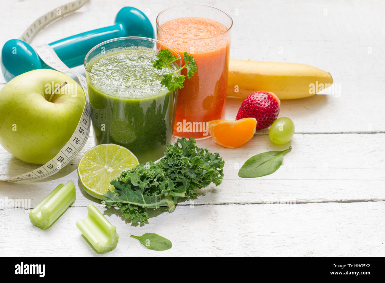 Obst, Gemüse, Saft, Smoothie und Hantel Gesundheit Ernährung und Fitness Lifestyle-Konzept Stockfoto