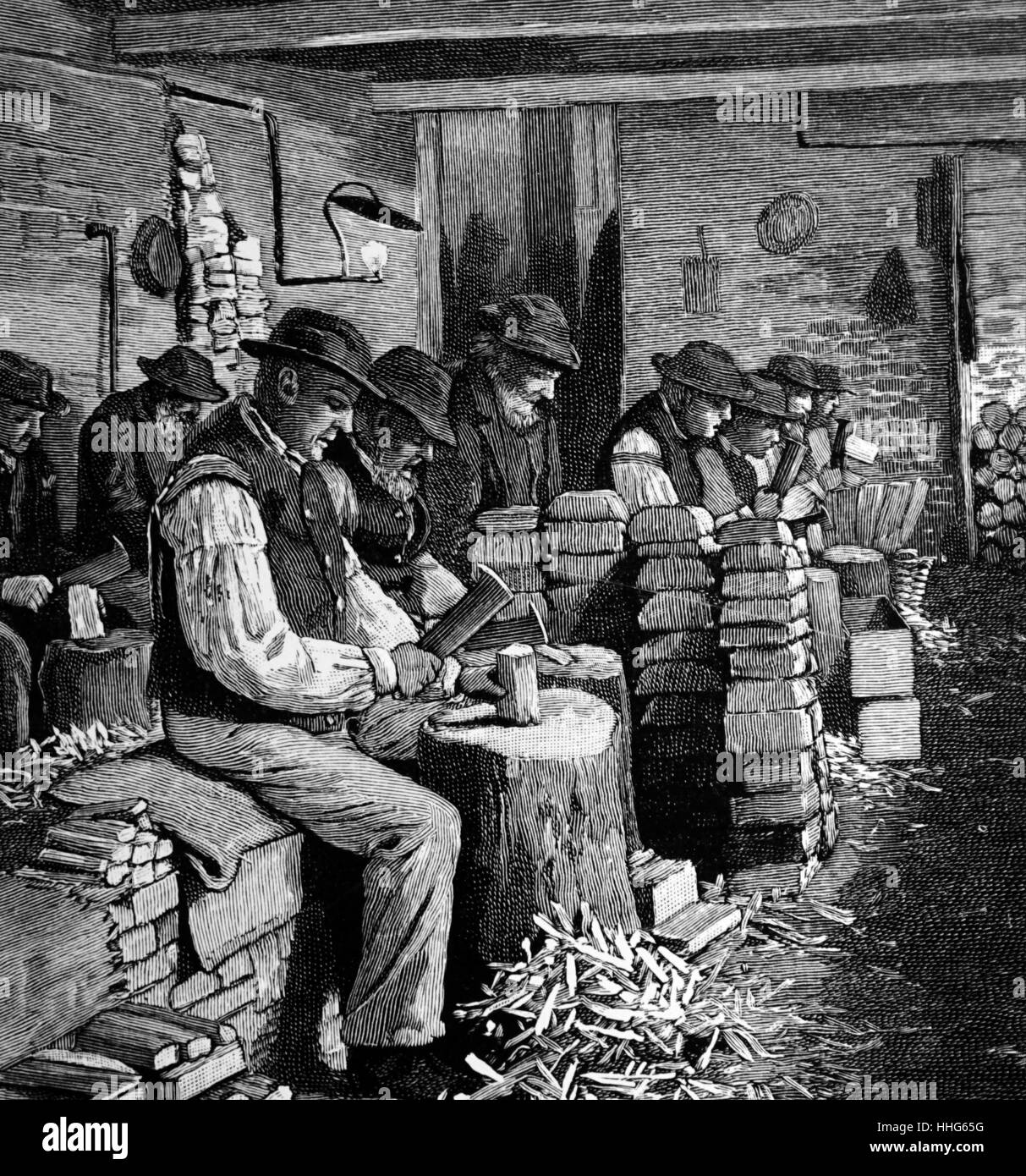 Männer beschäftigt zerkleinern Brennholz in der casual Abteilung des London Armenhaus. 1895. Stockfoto