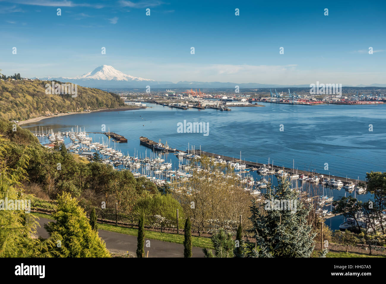 Einen Panoramablick auf Mount Rainier, The Port of Tacoma und einen Yachthafen. Stockfoto