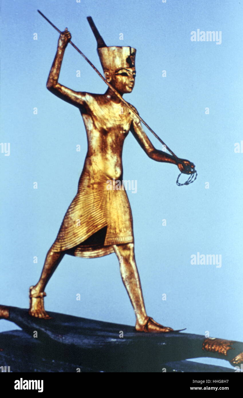 Tutanchamun auf Skiff aus dem Grabe Schätze im Jahre 1922 entdeckt. Tutanchamun war ein ägyptischer Pharao der 18. Dynastie (regierte C. 1332 - 1323 v. Chr.). Nun im Museum von Kairo. Die statuette aus vergoldetem Holz, zeigt der Arm der König hob das nilpferd von Seth zu Harpune. Stockfoto