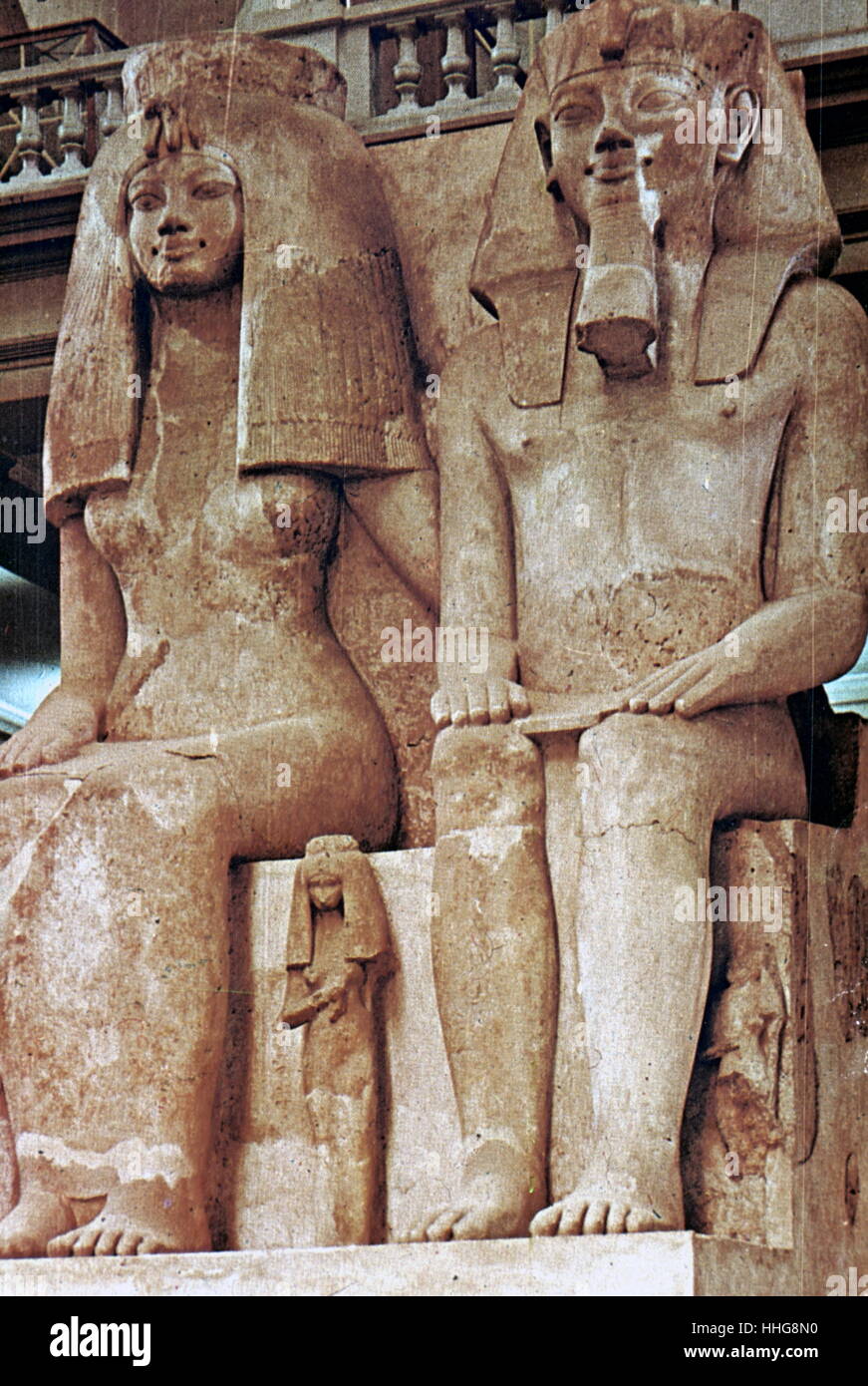 Amenhotep III. und Königin Teje mit ihren Töchtern zu Füßen - Museum von Kairo. Amenhotep III (Hellenisiert als Amenophis III; Ägyptische bin? na-?? tpa; Bedeutung Amun erfüllt ist), auch bekannt als Amenhotep, der herrlichen war der 9 Pharao der achtzehnten Dynastie. Nach verschiedenen Autoren, er regierte Ägypten von Juni 1386 bis Juni 1349 v. Chr. oder 1388 v. Chr. bis Dezember 1351 v. Chr./1350 v. Chr. Stockfoto
