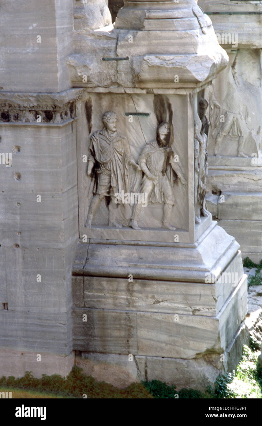 Detail aus der weiße Marmor Bogen des Septimius Severus, am nordwestlichen Ende des Forum Romanum. Der Triumphbogen wurde im AD 203 gewidmet, die PARTHISCHE Siege von Kaiser Septimius Severus und seine beiden Söhne Caracalla und Geta zu gedenken, die in den beiden Kampagnen gegen die Parther von 194/195 und 197-199. Stockfoto