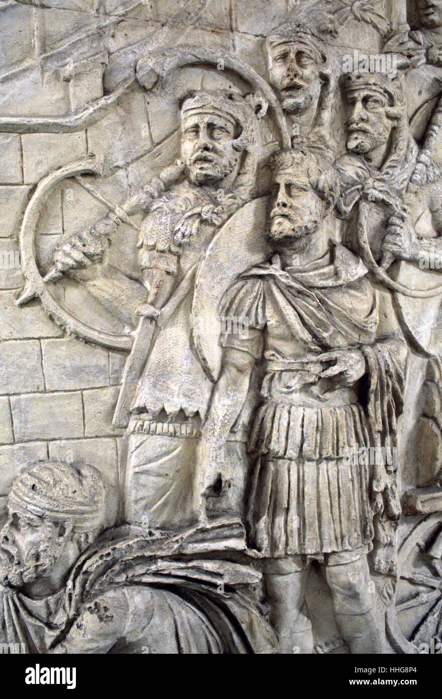 Von Trajan Spalte in Rom, Italien, Detail, zum Gedenken an den römischen Kaiser Trajan Sieg in der Dakischen Kriege. In AD 113, der freistehende Spalte abgeschlossen ist berühmt für seine Spirale bas-relief, das künstlerisch beschreibt die epische Kriege zwischen Römern und Daker (101 - 102 und 105 - 106). Stockfoto