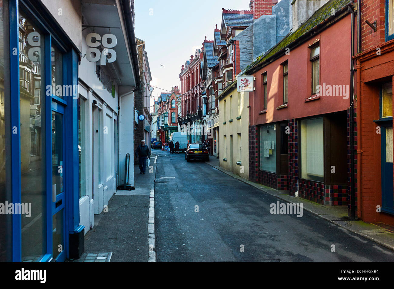 Michael Street, Peel, Isle of man, eine enge dunkle Straße, sogar an einem sonnigen Tag Stockfoto