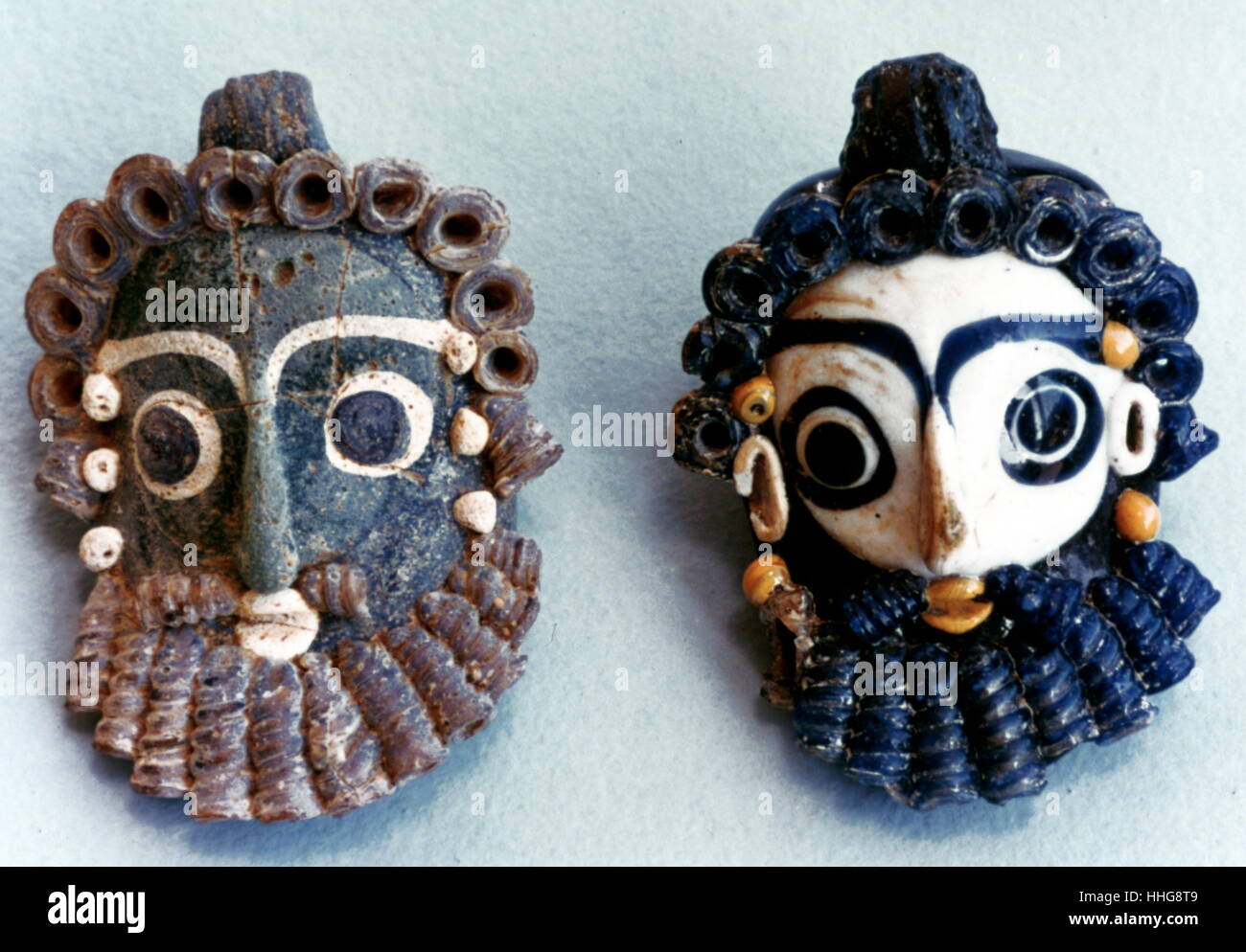bärtiger Kopf, Anhänger, als schützende Amulette getragen. Sand-Kern Glas (4.-3. BCE) aus Karthago, Tunesien Stockfoto