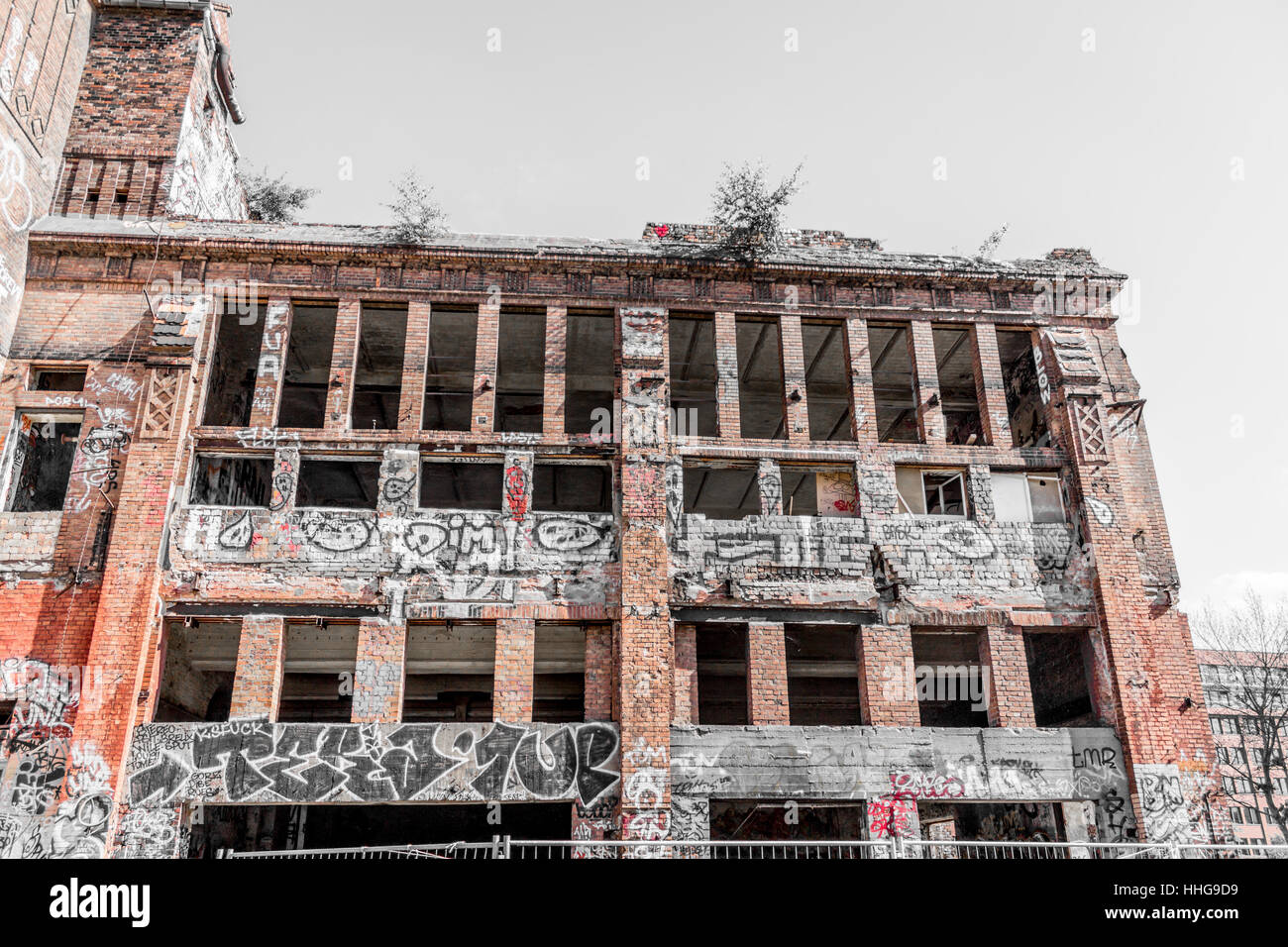 verlassene Gebäude Ruine außen - Graffiti-Wände Stockfoto