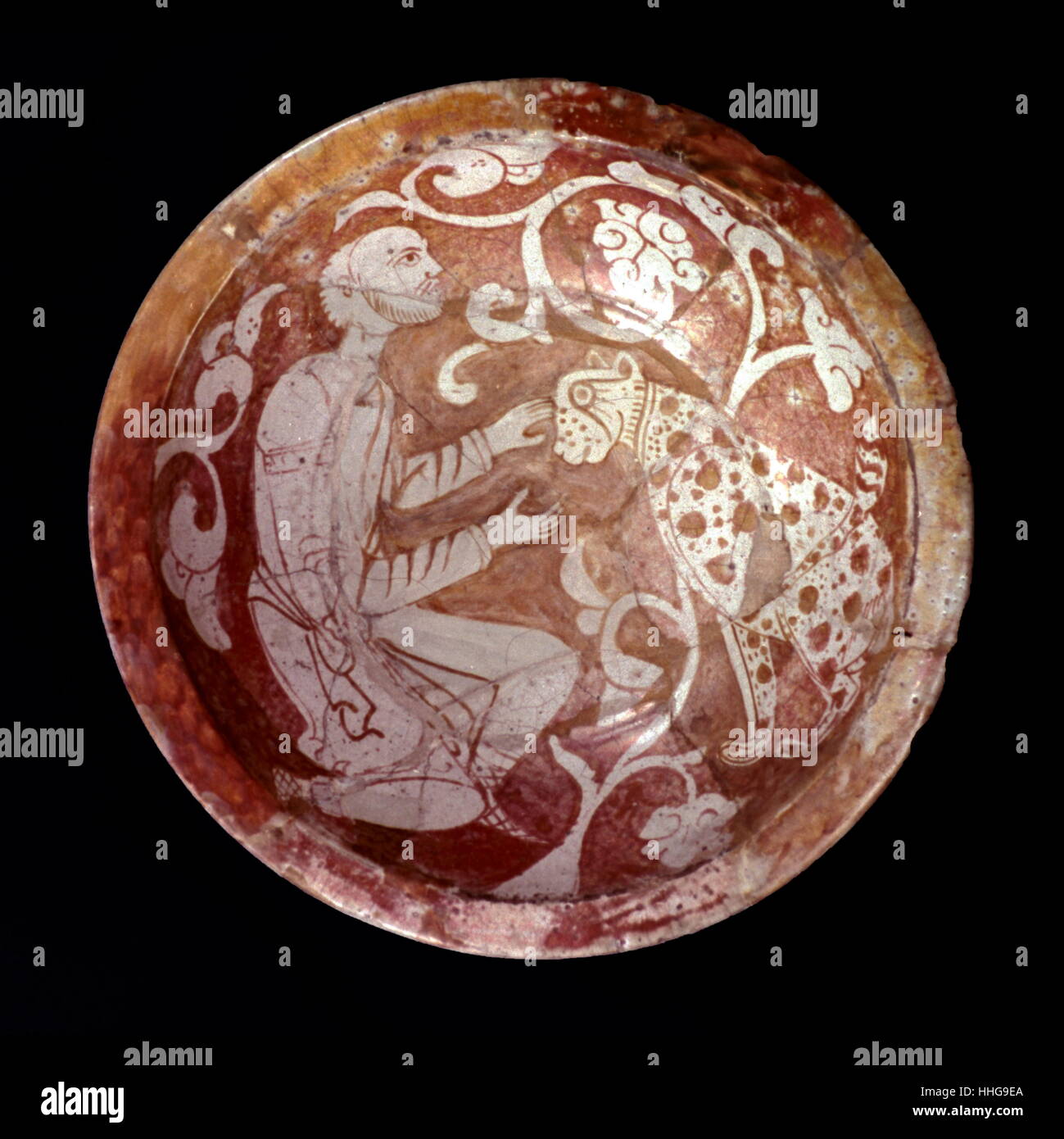 11. Jahrhundert ägyptischen islamischen Stil Keramikplatte Darstellung eines Mannes mit einem Leoparden. Stockfoto