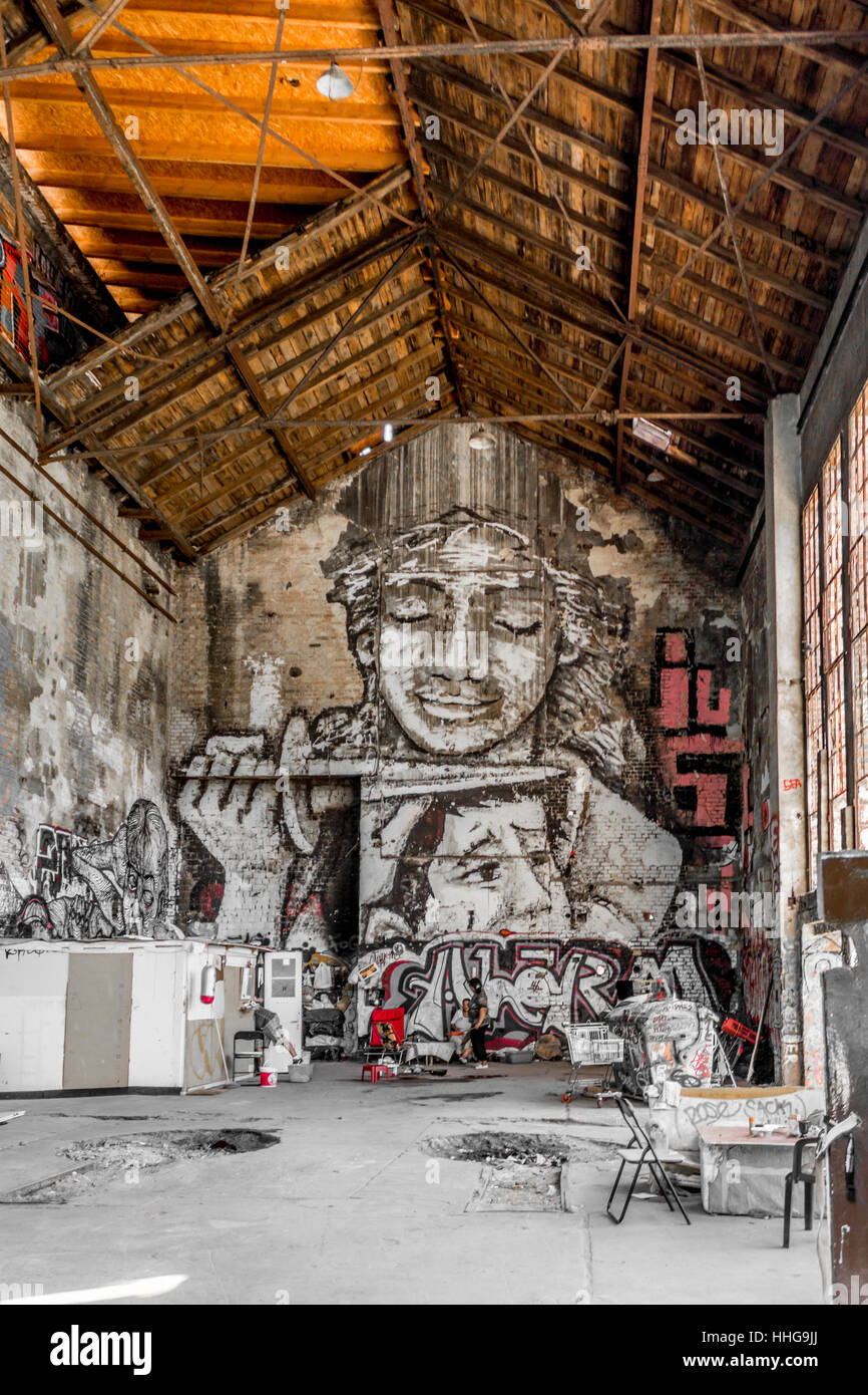 Graffiti in verlassenen Gebäude verwendet als Unterschlupf für obdachlose Menschen Stockfoto