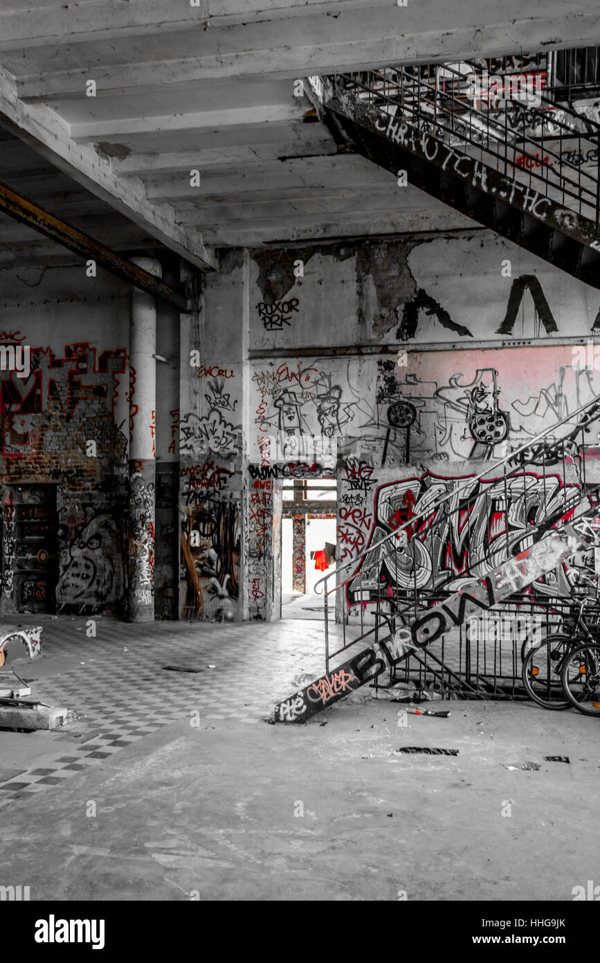 Leeren Raum in der verlassenen Fabrik Ruine - Gebäude heruntergekommen Stockfoto