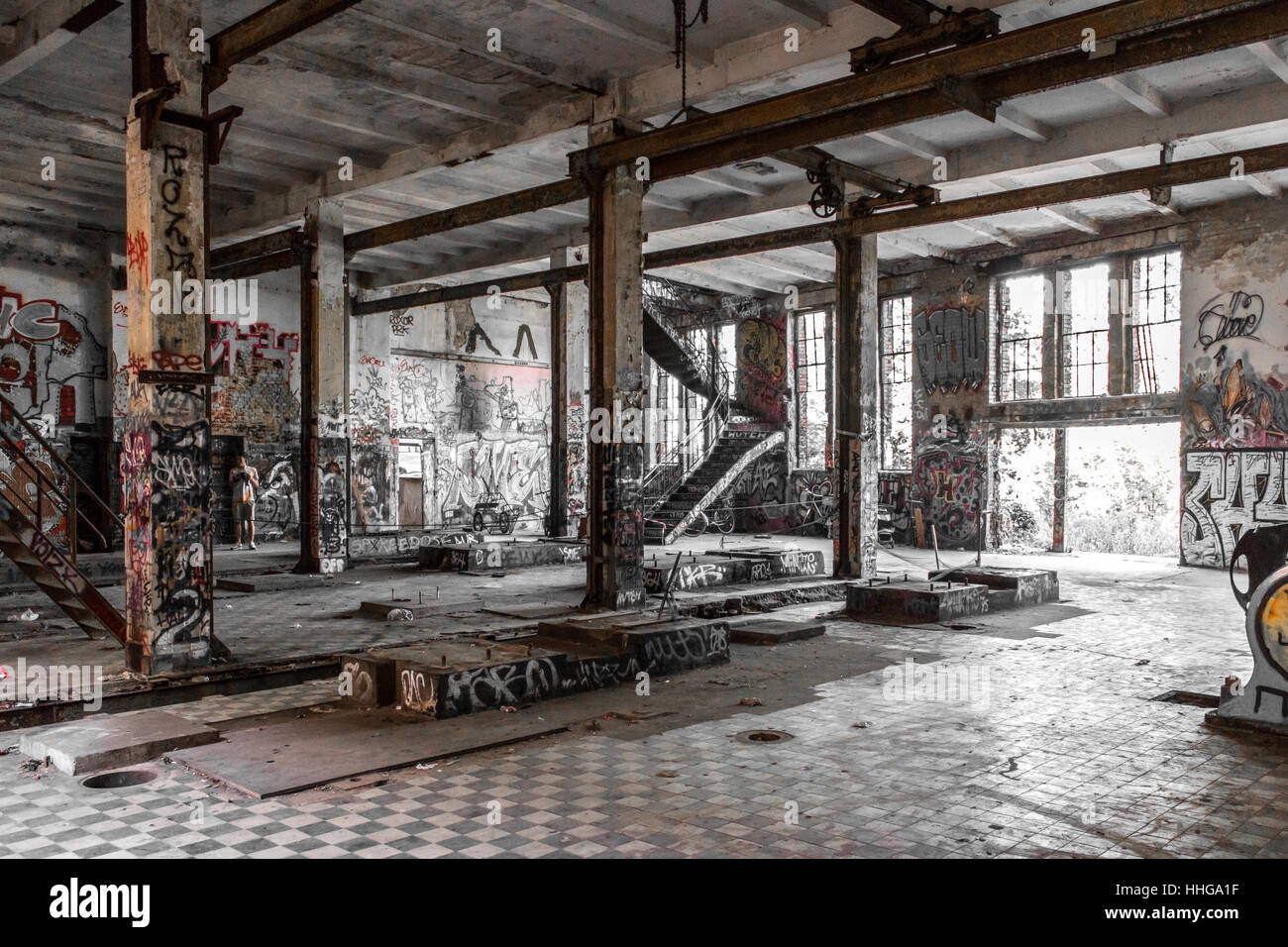 Leeren Raum in der verlassenen Fabrik Ruine - Gebäude heruntergekommen Stockfoto