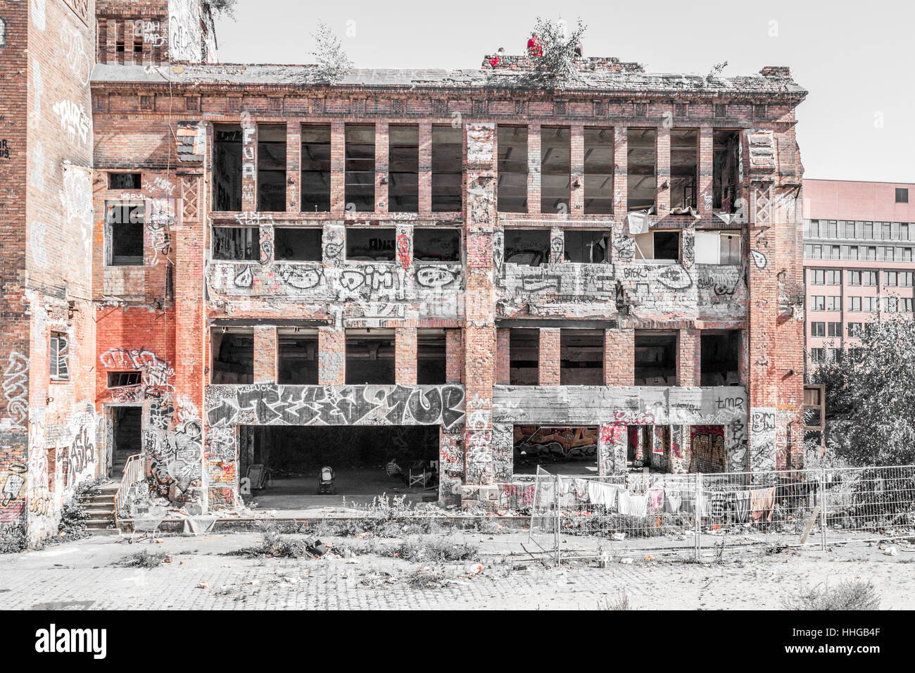 verlassene Fabrik Ruine in Berlin, Deutschland (Eisfabrik) - Graffiti am Gebäude außen Stockfoto