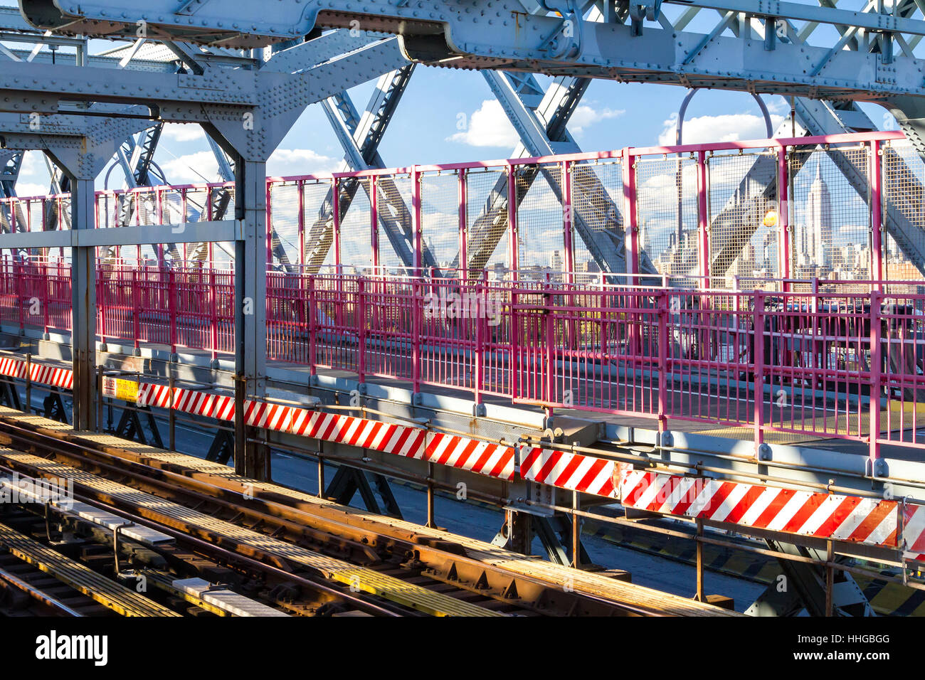 Panoramablick auf die Williamsburg Bridge u-Bahn-Gleise und Fußgängerzone mit Skyline von Manhattan in New York City Hintergrund Stockfoto