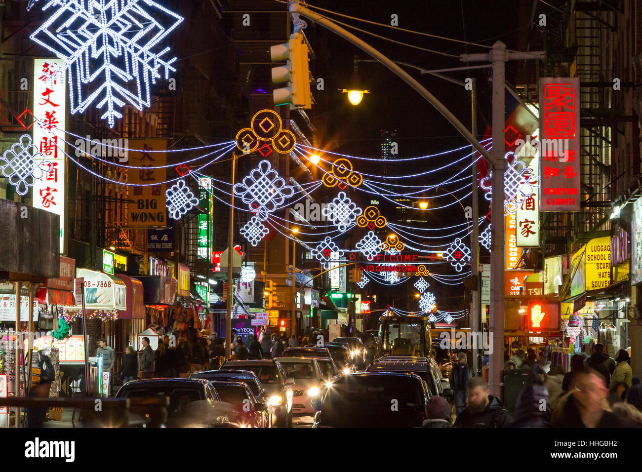 New York City, 1. Januar: Bunte Nacht Straßen in Chinatown überfüllt mit Menschen und Verkehr, New Years Eve in Manhattan New York Stockfoto